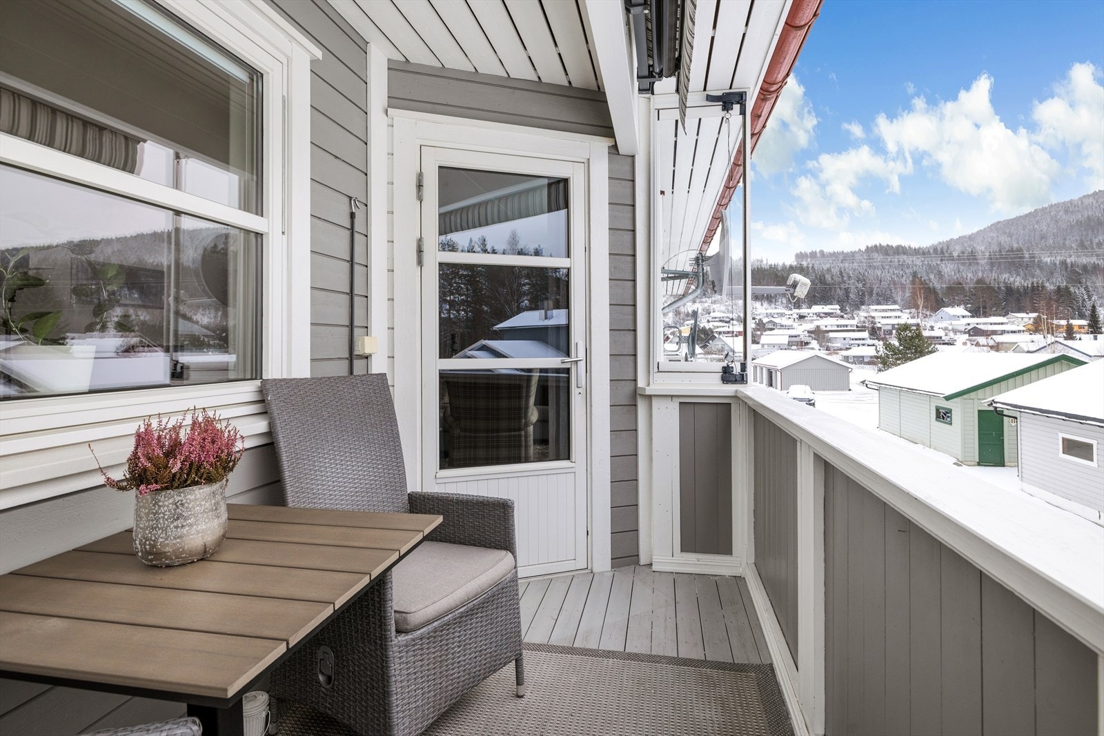 Den overbygde og sydvestvendte verandaen på 6 m² har innglassing som forlenger brukstiden. Galleribilde