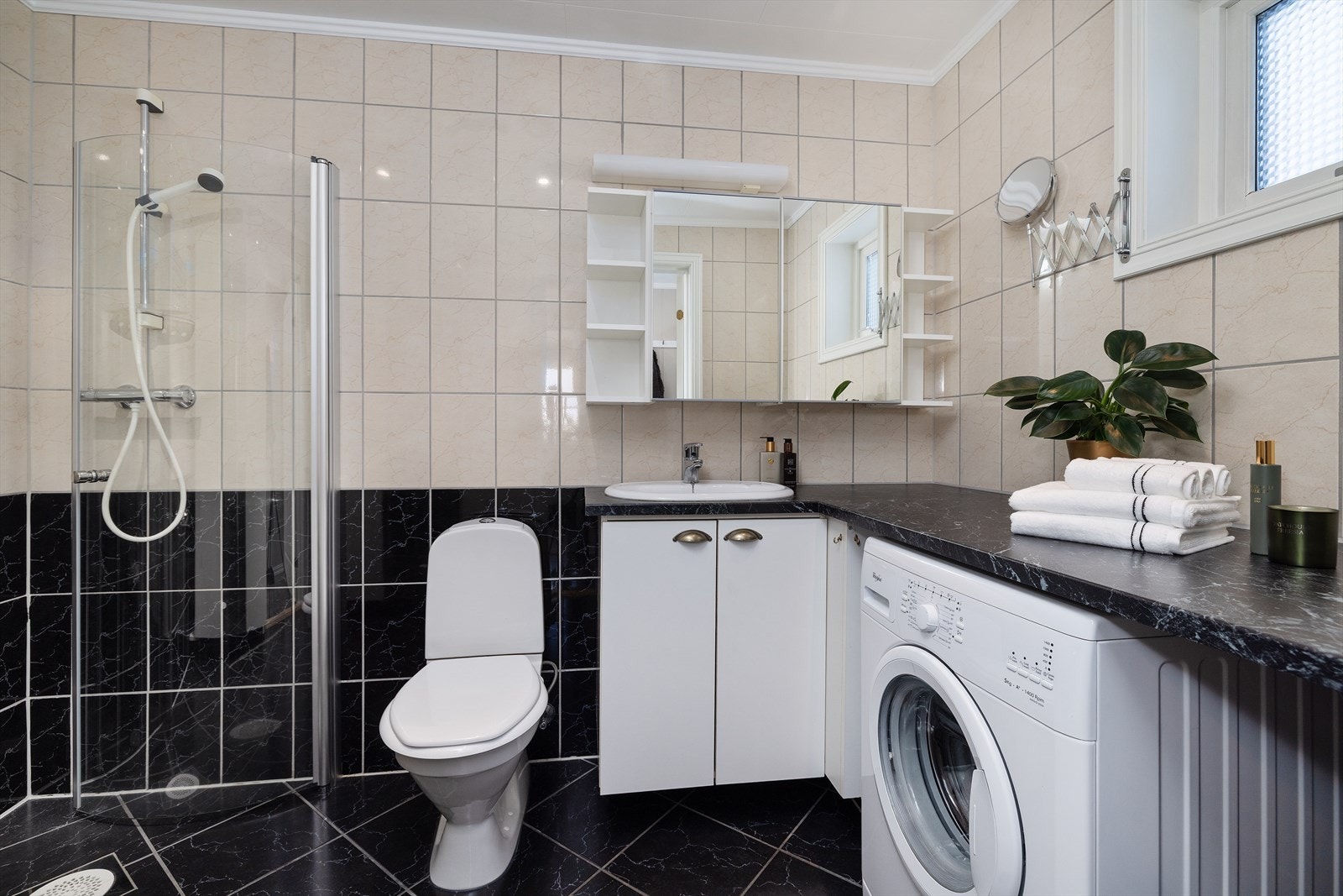 Badet er helfliset og har elektrisk gulvvarme Galleribilde