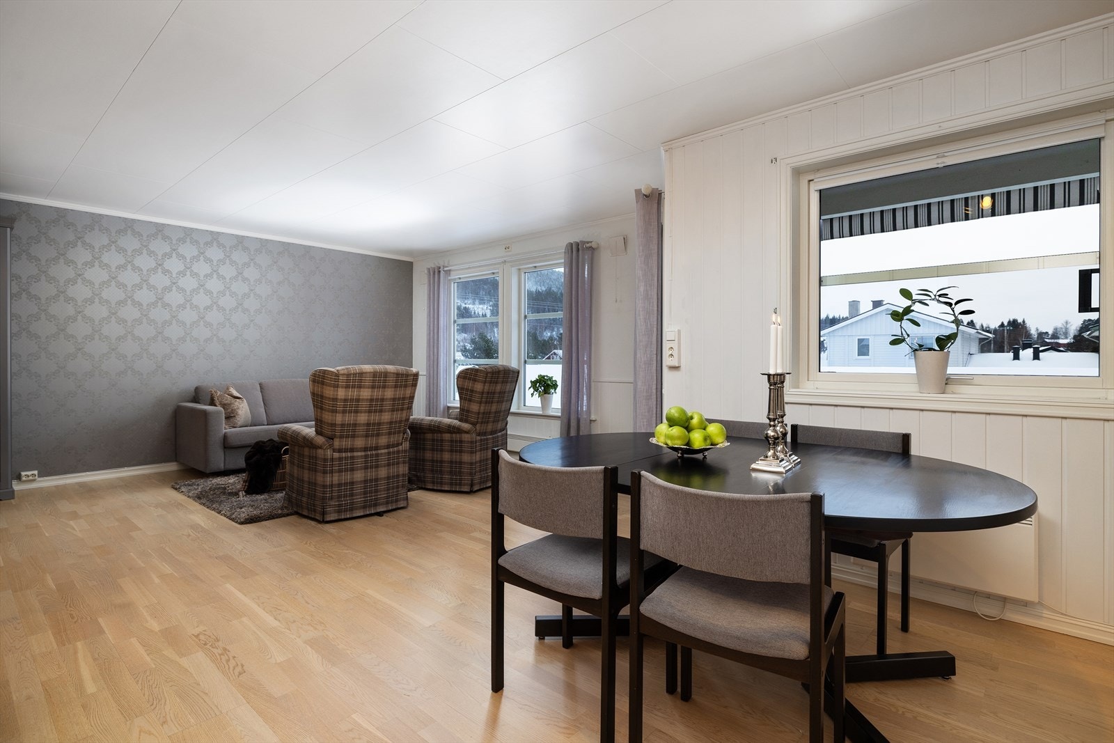 Spiseplassen fungerer som et naturlig bindeledd mellom kjøkkenet og stuen. Galleribilde