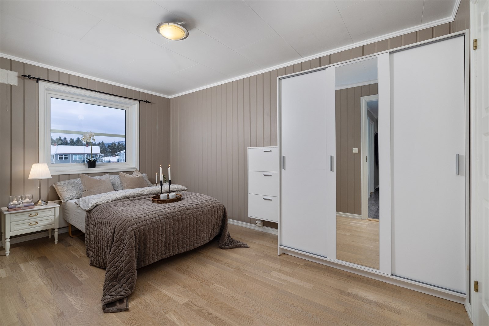 Hovedsoverommet har parkett på gulvet og er utstyrt med garderobeskap Galleribilde
