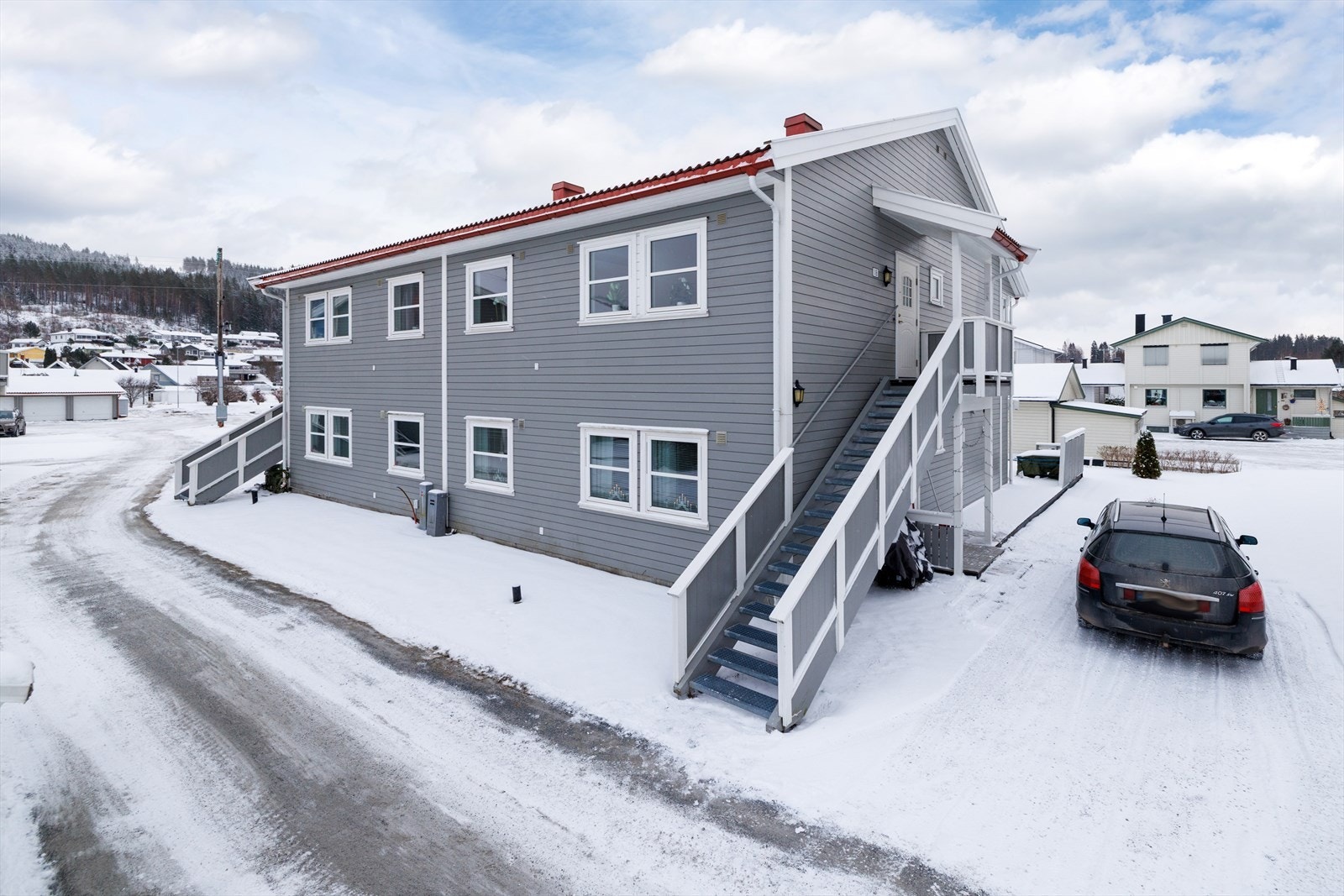 Adkomst til leiligheten via en utvendig trapp med inntrinn av strekkmetall. Galleribilde