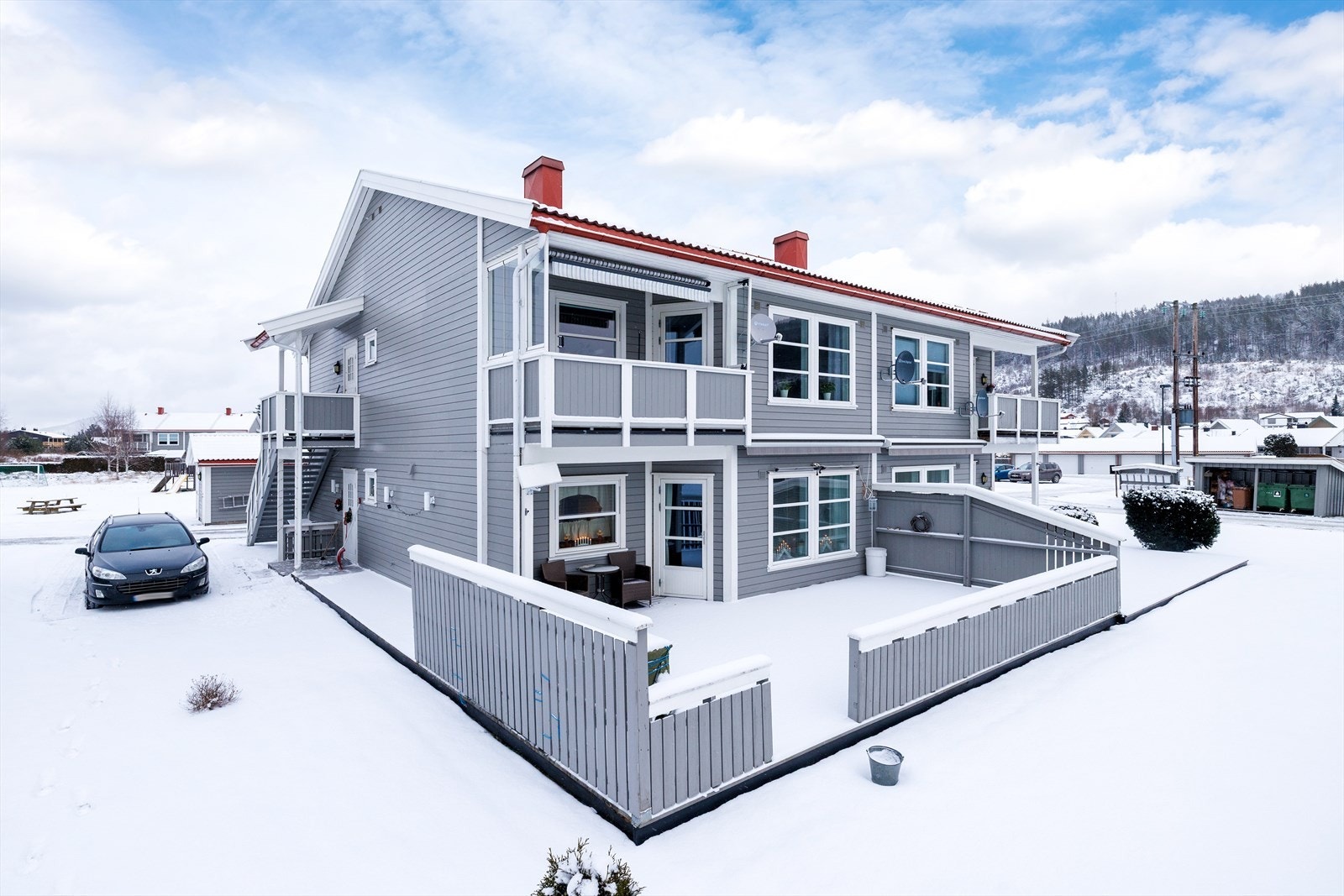 Leiligheten ligger i andre etasje i en firemannsbolig fra 2003 Galleribilde