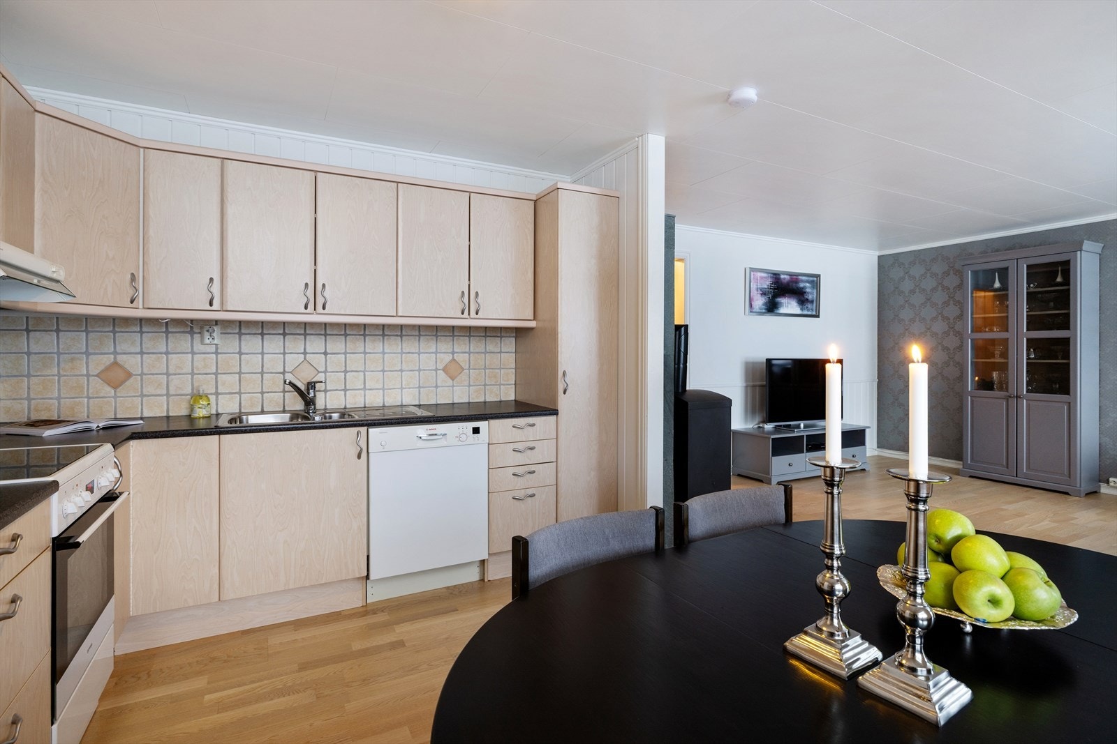 Innredningen er utstyrt med laminatbenkeplate, oppvaskkum i stål og har opplegg for oppvaskmaskin. Galleribilde