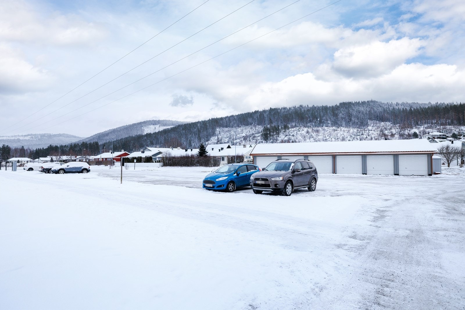 Det er felles parkeringsplasser på sameiets tomt, og kort gangavstand til Kiwi for en enkel handel. Galleribilde