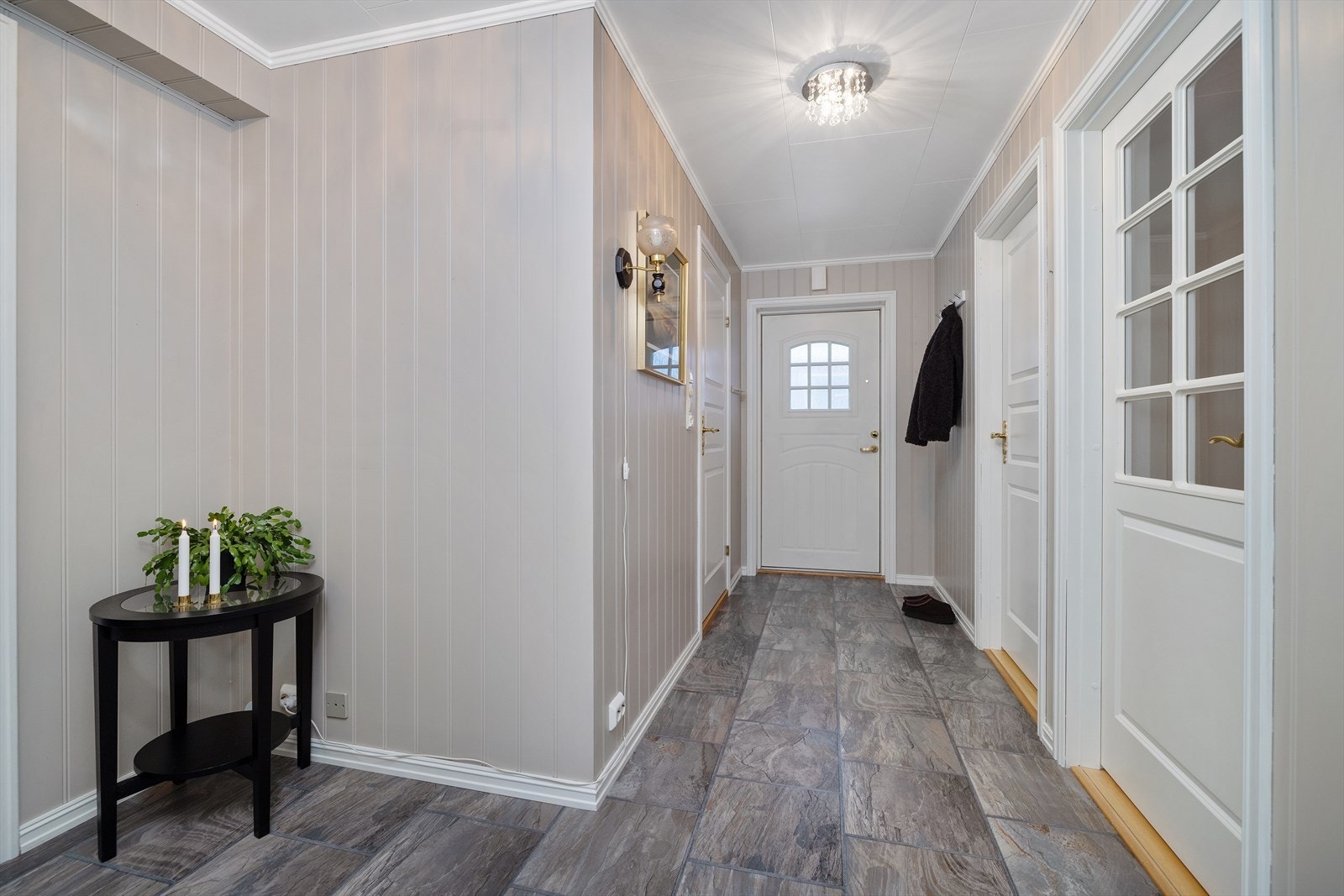 Gangen har god plass til oppbevaringsløsninger for yttertøy og sko. Galleribilde