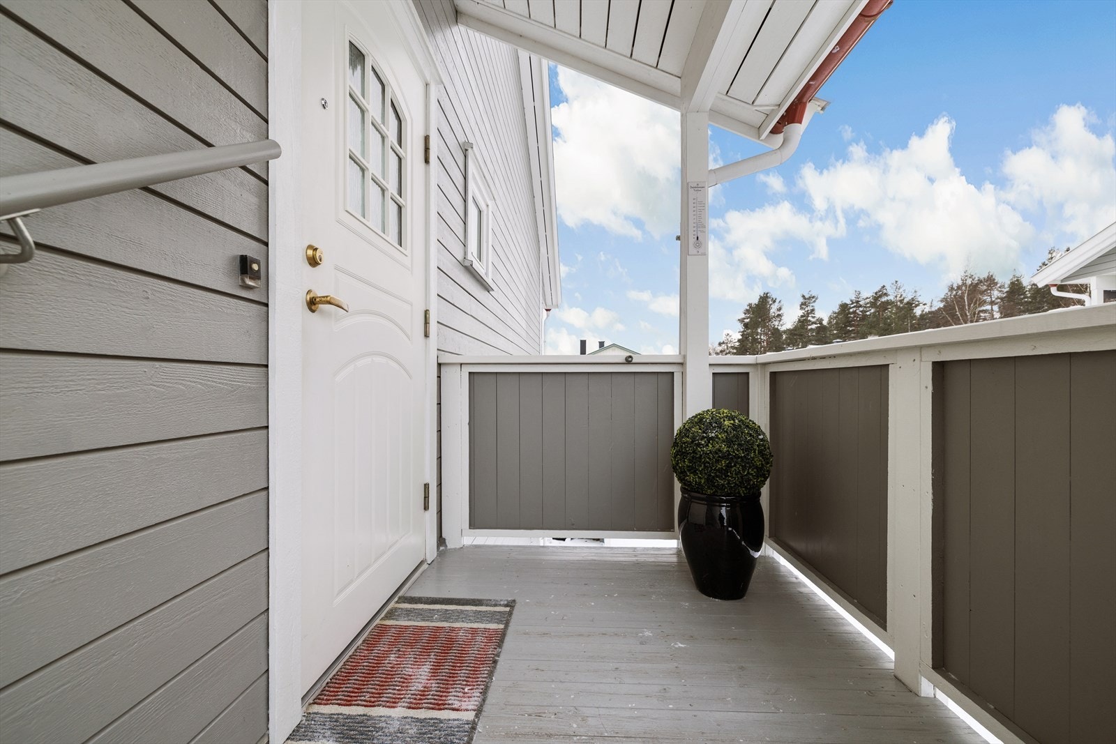 Overbygget inngangsparti med en profilert ytterdør med isolerglass. Galleribilde