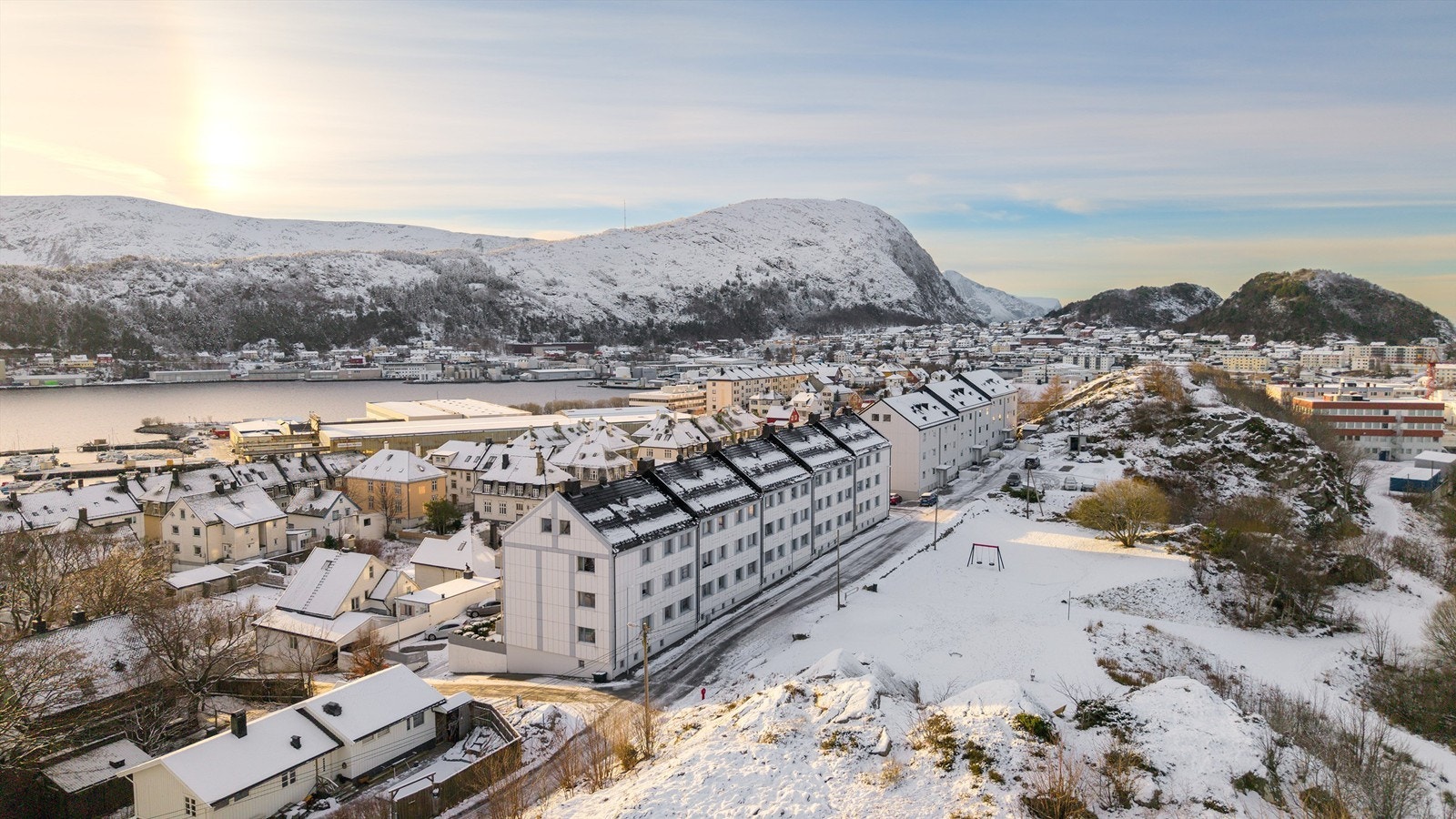 Omringet av fjord og fjell i vakre Ålesund Galleribilde