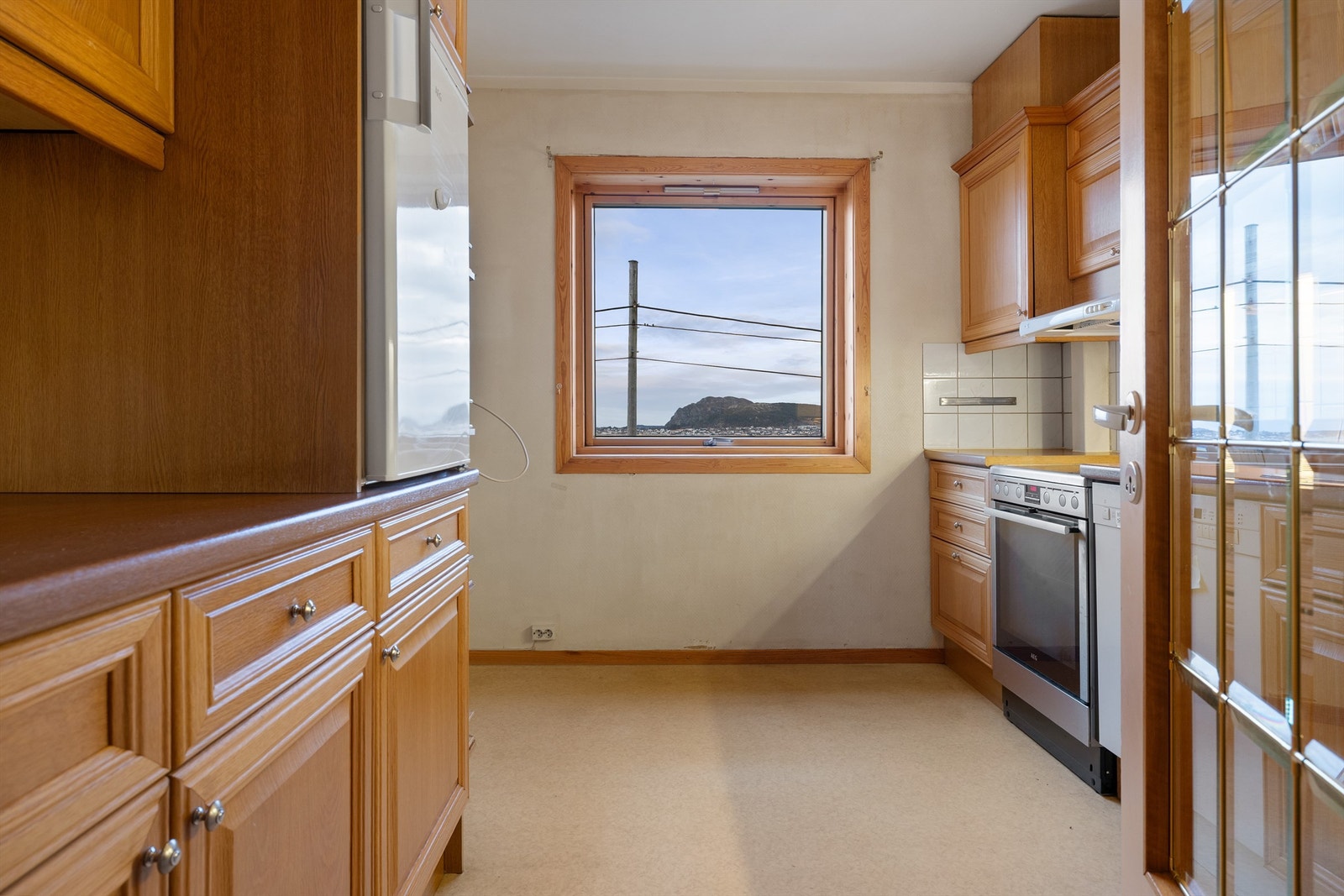 Stort kjøkkenvindu med utsikt Galleribilde