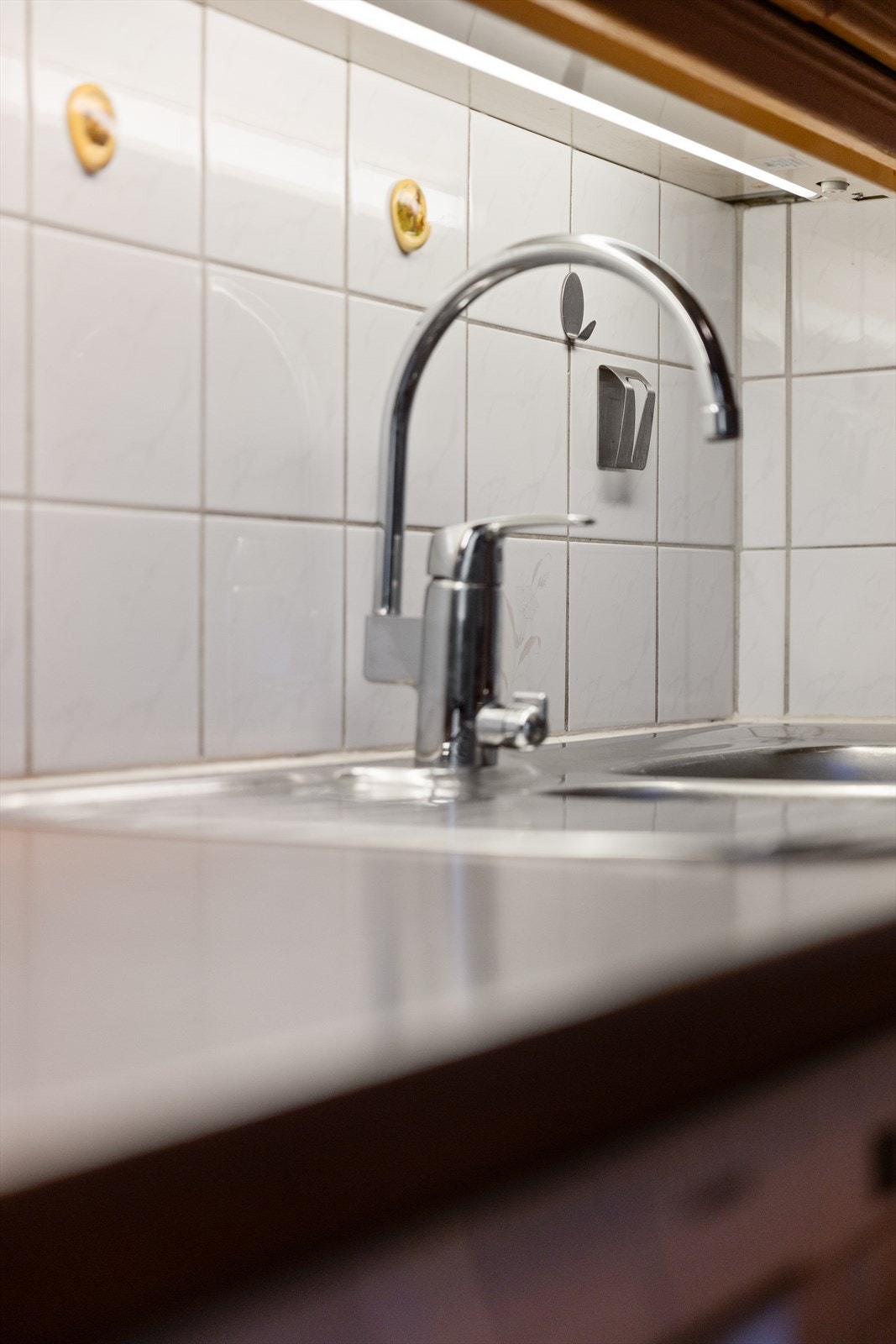 Fliser på vegg over benk Galleribilde