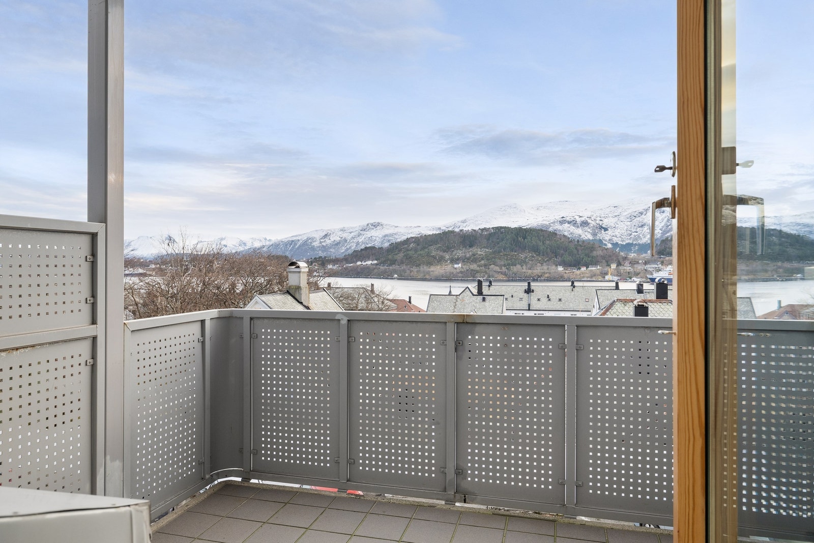Vakker utsikt og gode solforhold fra balkong Galleribilde