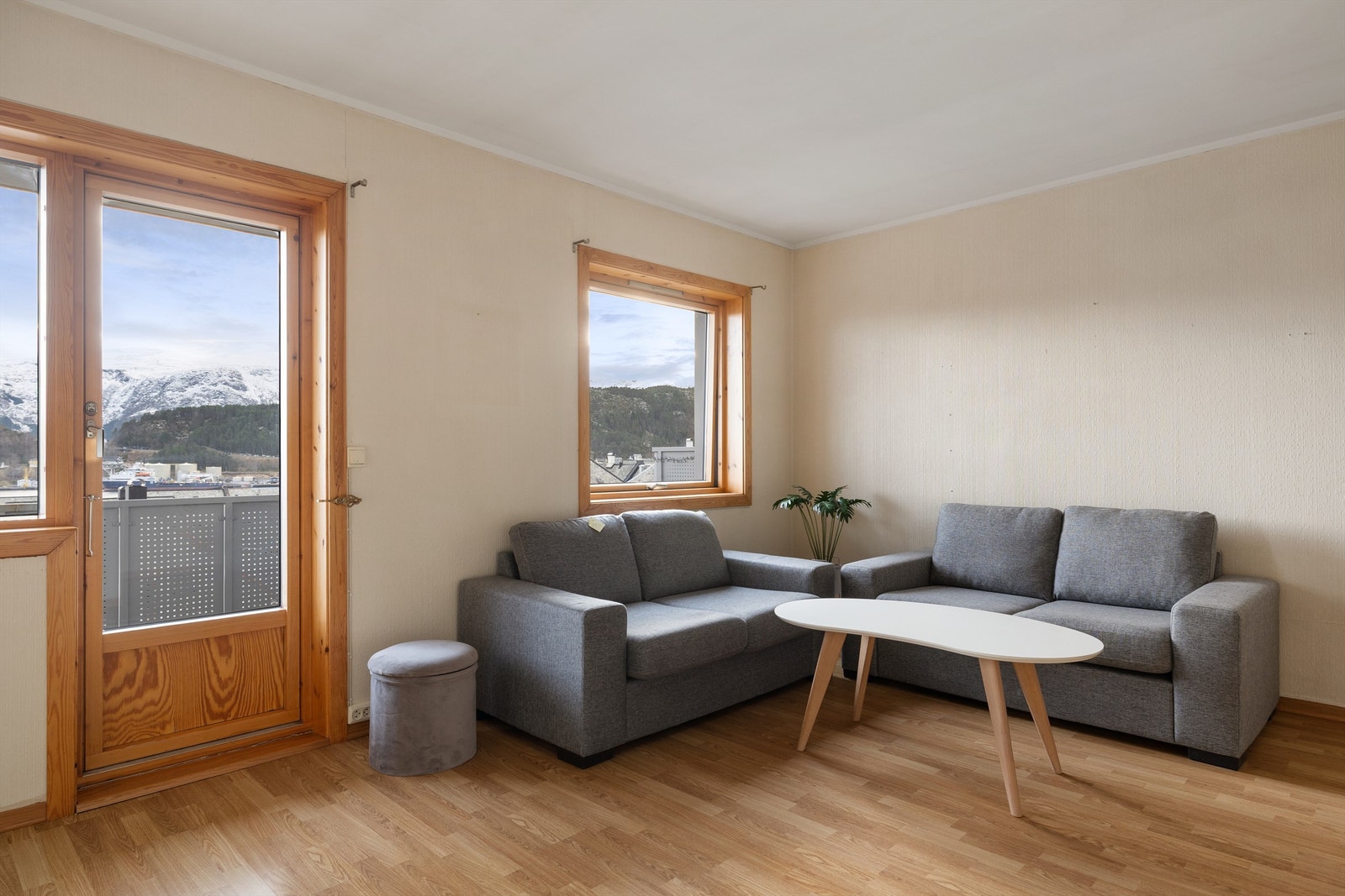 Fra stuen er det utgang til sydvendt balkong Galleribilde