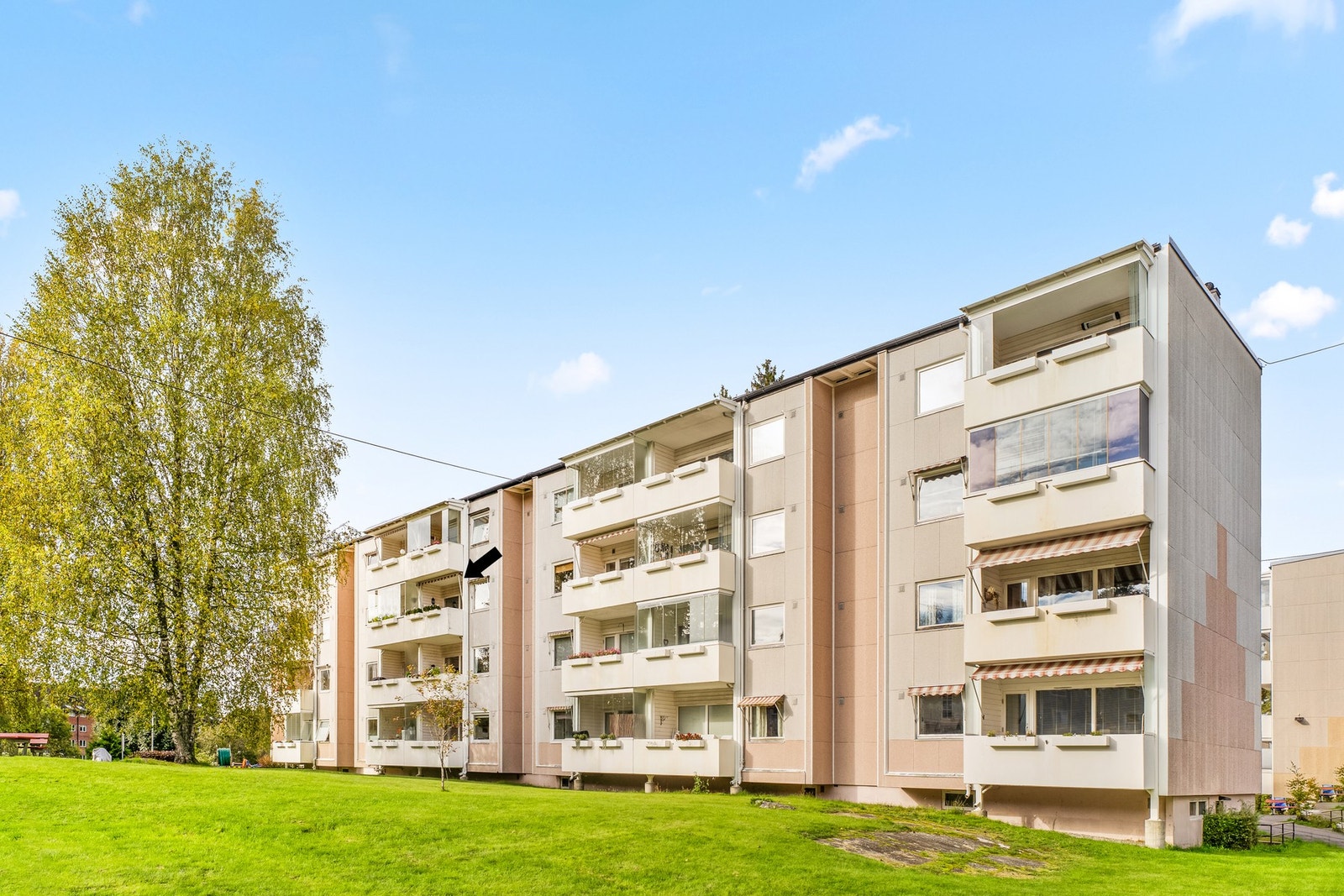 Leiligheten ligger fint plassert i byggets tredje etasje. Borettslagets felles tomt er pent opparbeidet med store grøntarealer, asfalterte internveier, busker og trær. Galleribilde