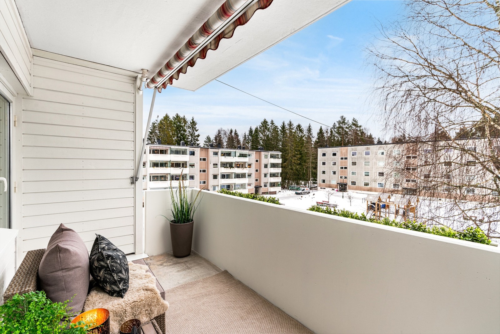 Fra stuen er det utgang til en sydvendt balkong på cirka 7,4 kvm. Galleribilde