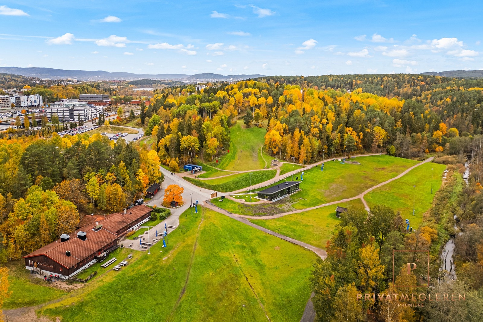 Ved Skullerudstua holder Rustad IL Langrenn til, på skistadionet holdes det flotte løyper gjennom vinteren. Skullerudstua er et populært tursted sommer som vinter med hyggelig sportsstue. Galleribilde