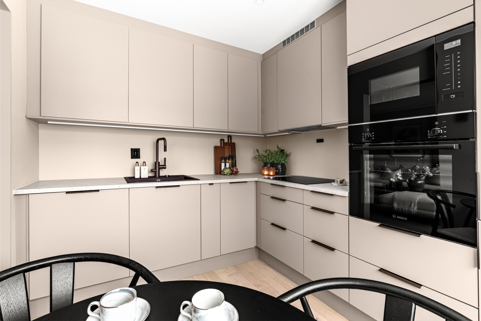 Alle hvitevarer er integrerte - stekeovn, micro, oppvaskmaskin, kjøl/frys og platetopp, samt ventilator med kullfilter. Hvitevarene er fra kvalitetsleverandører som Electrolux, Bosch etc. Galleribilde