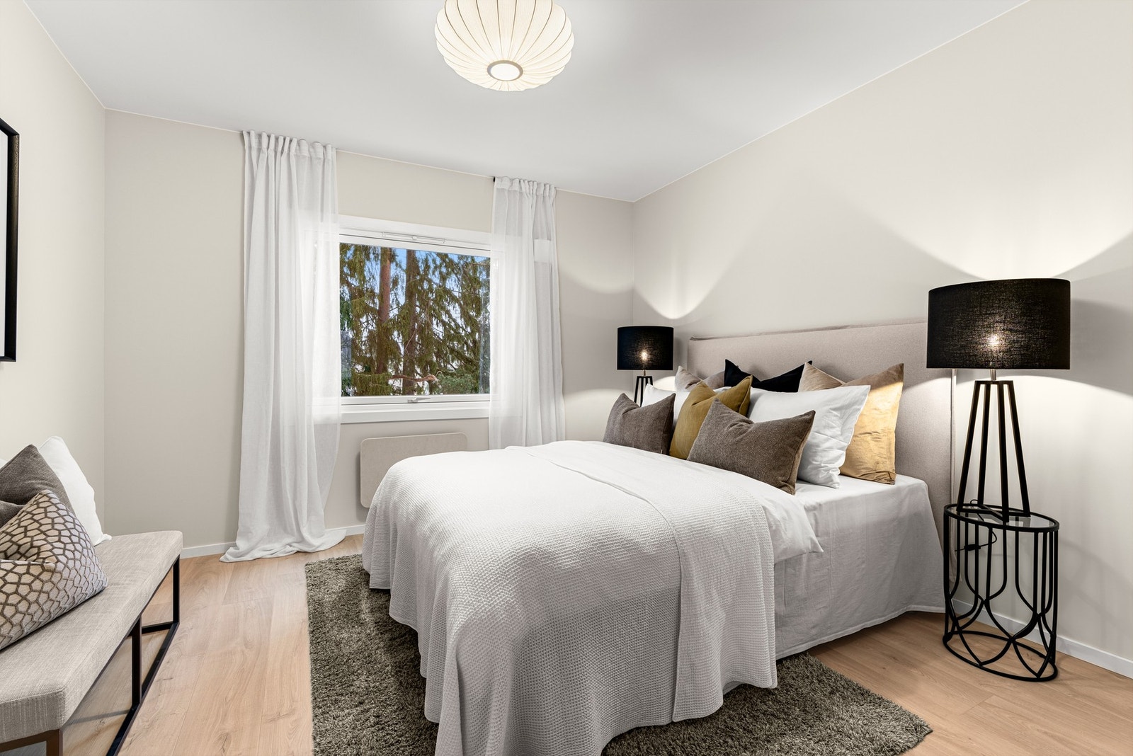 Leiligheten har to gode soverom - begge med adkomst fra entreen. Rommene er pent pusset opp med enstavs laminatgulv, vegger malt i en delikat beigetone og listefri himling. Galleribilde