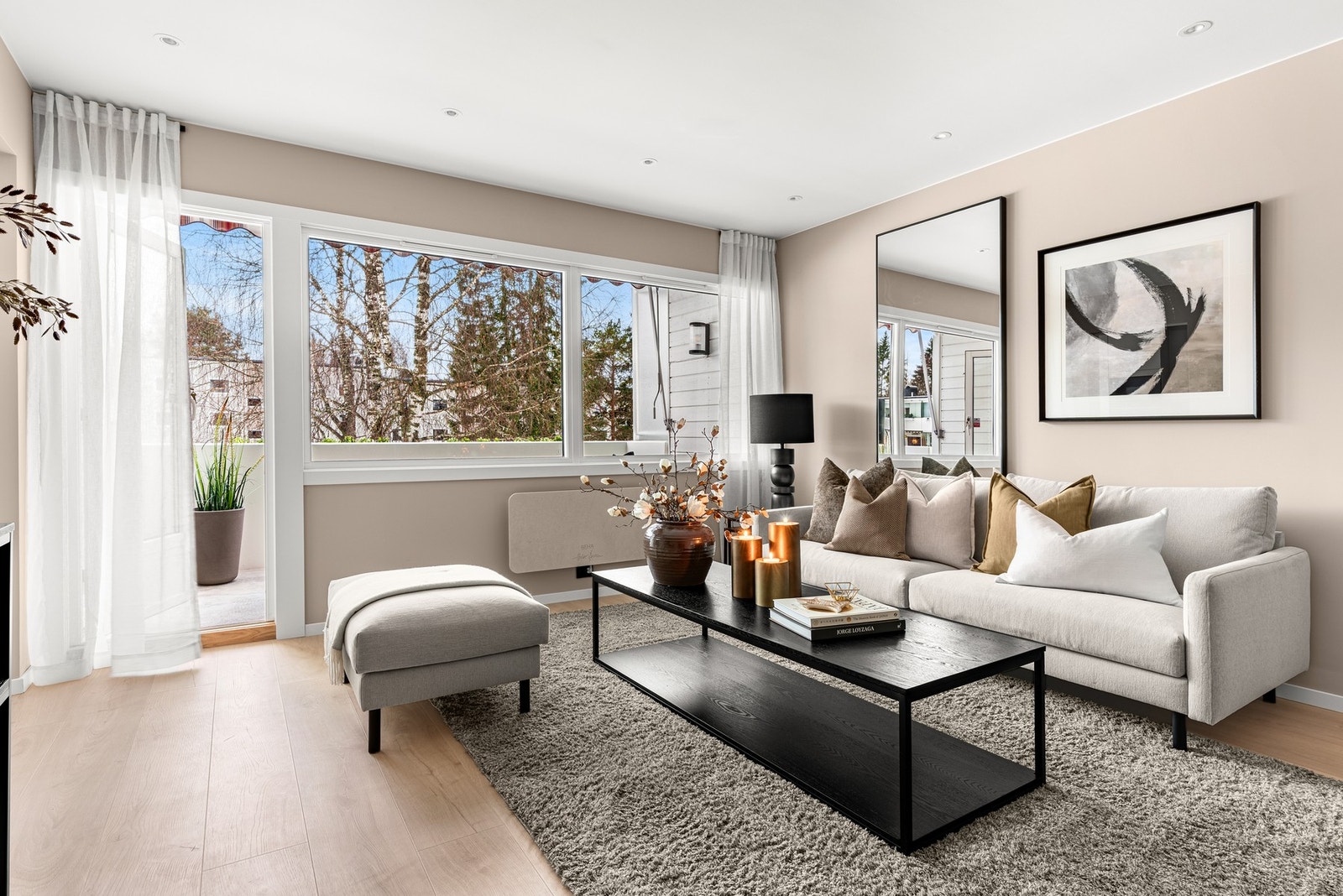 Leiligheten har blitt totaloppusset av fagfolk i 2025/2026. Arbeidene inkluderte nytt kjøkken, nytt bad, overflater, gulv og oppgradering av elanlegget. Galleribilde