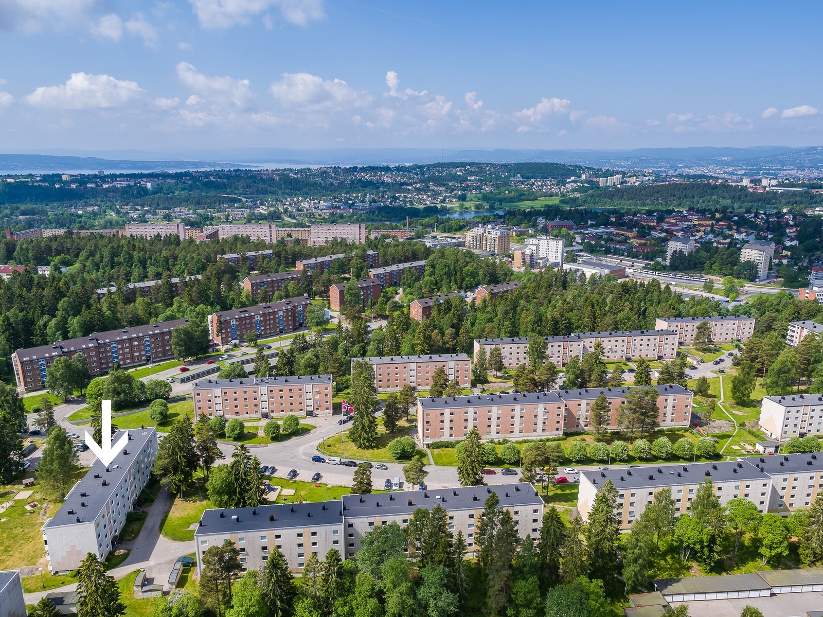 Beliggenheten er sentral og attraktiv, med umiddelbar nærhet til Haraløkka, Østmarka, Bøler senter, T-banestasjon og busstopp, samt kort vei til treningssentre og flotte turområder. Galleribilde