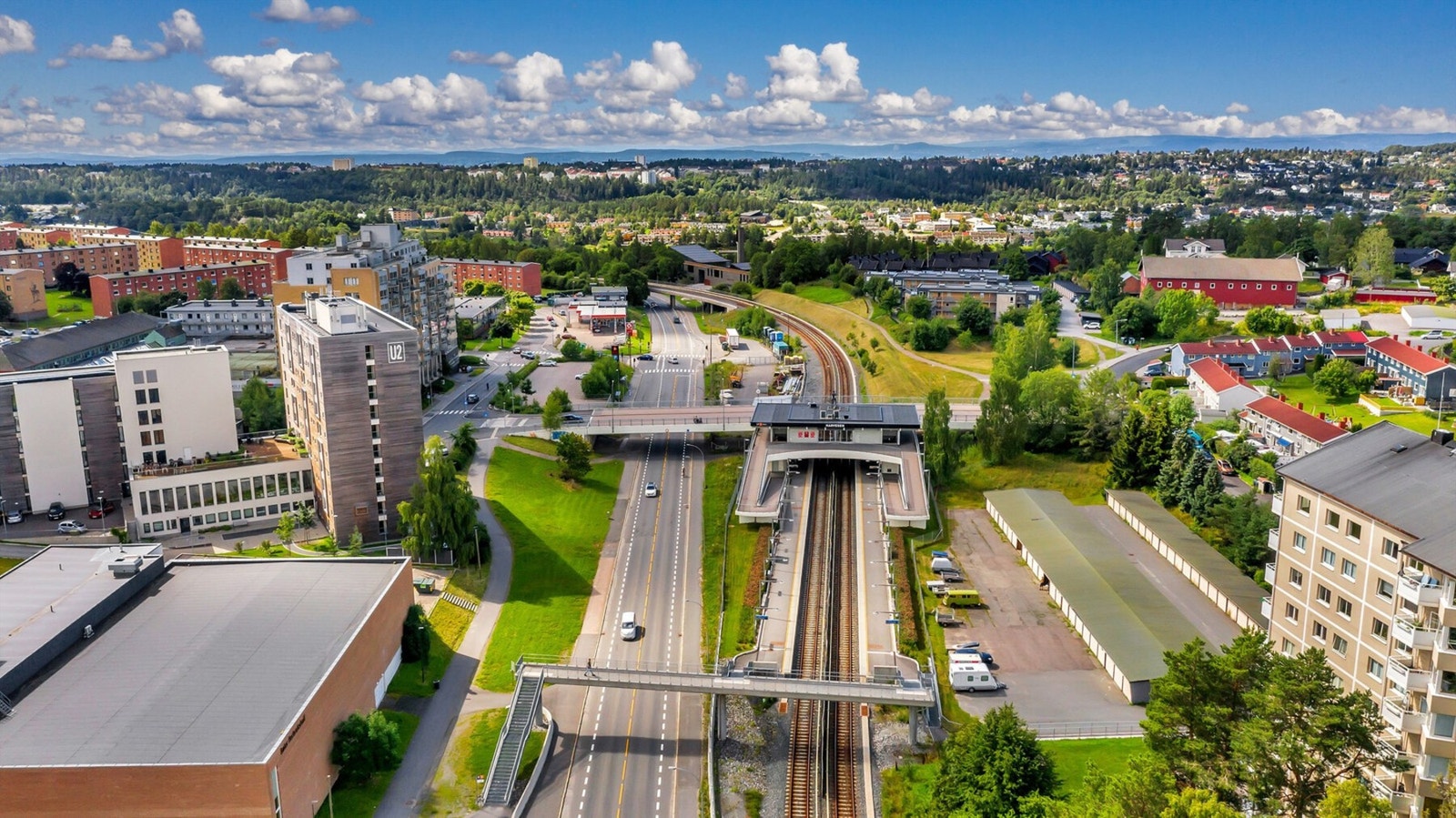 Bøler T-bane, som tar deg til byen på ca. 15 minutter og ligger ca. 7-8 minutter gange fra leiligheten. Galleribilde