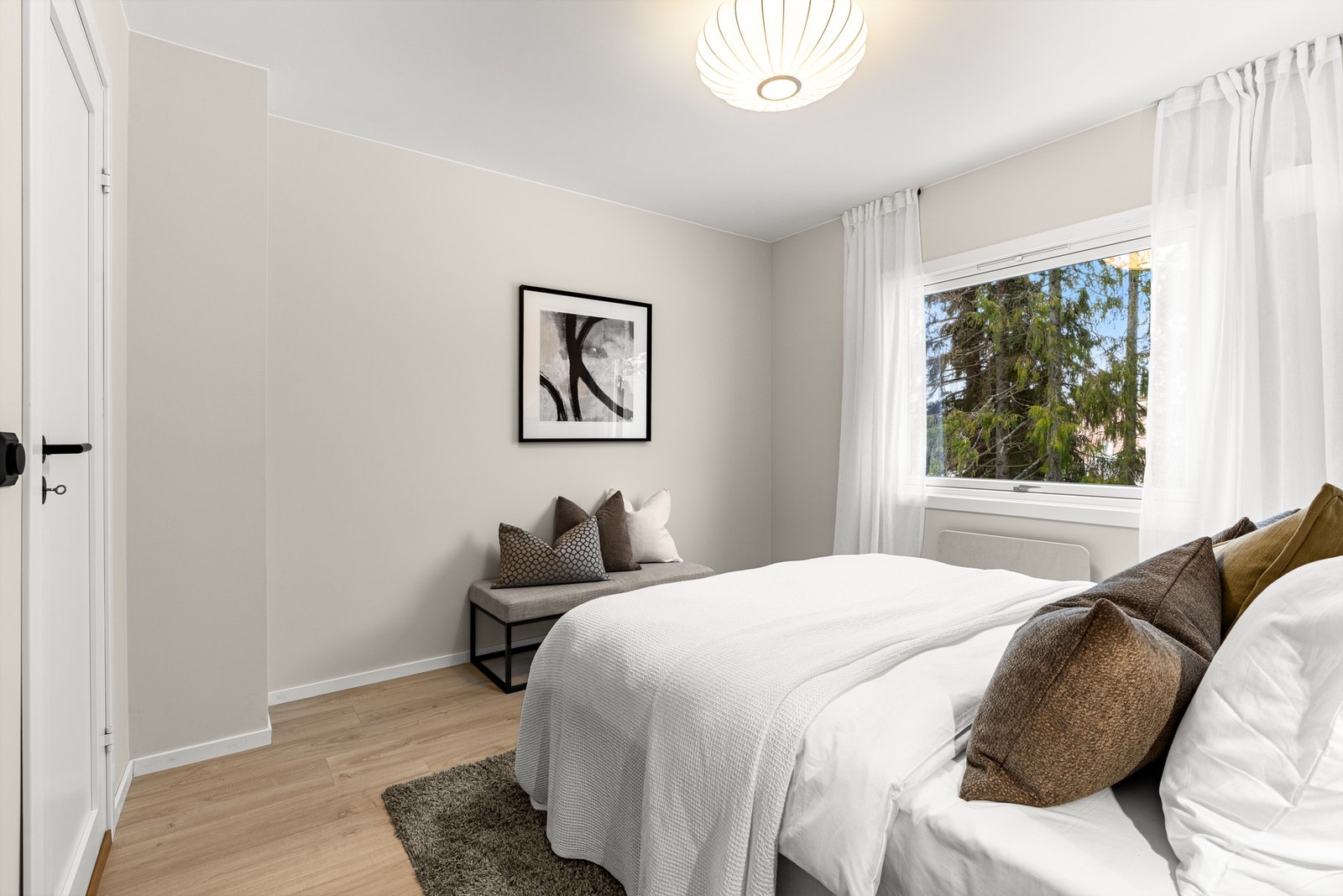 Begge rommene har god plass til både seng og garderobeløsning. Galleribilde