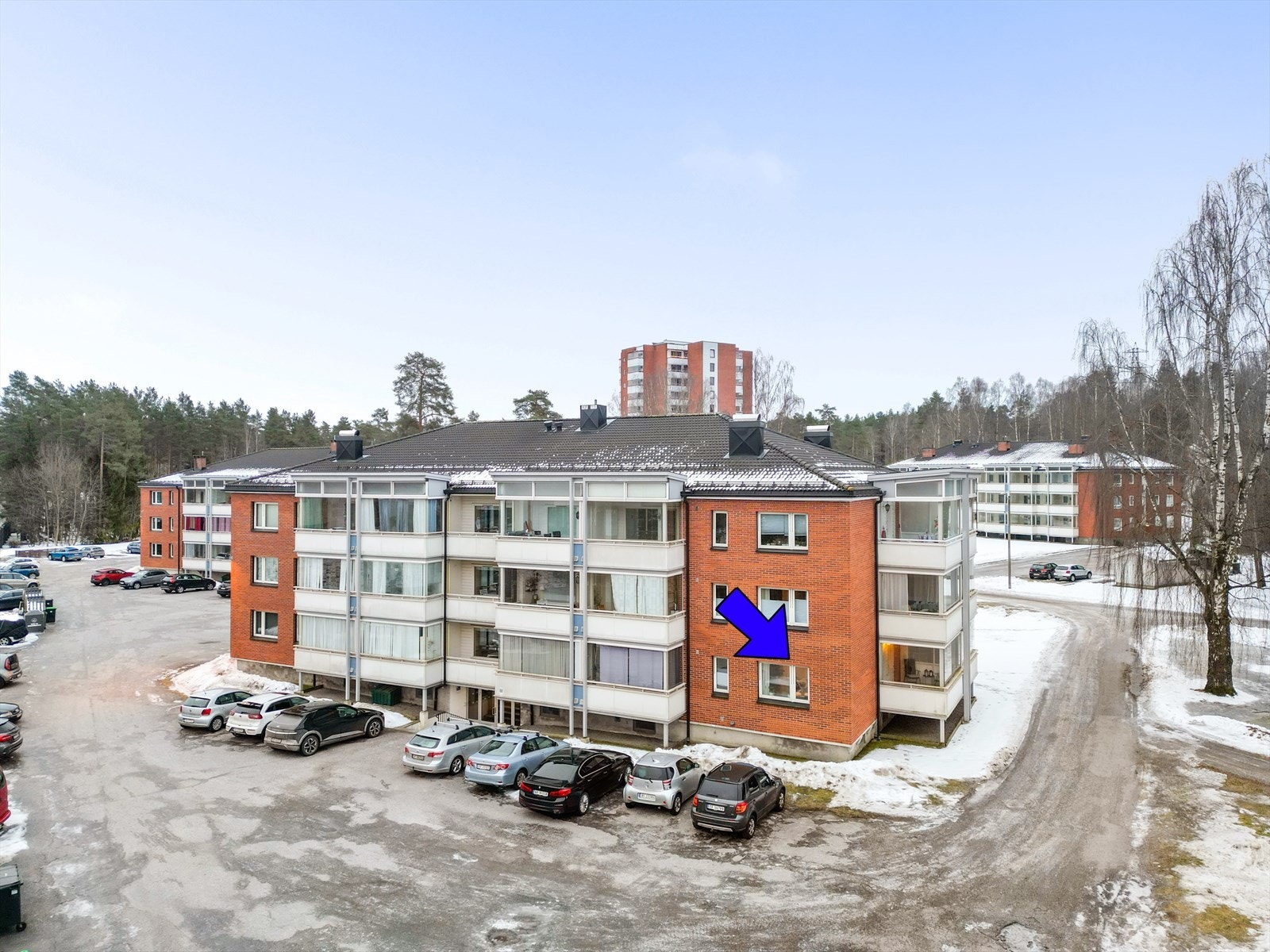 Borettslaget har pent opparbeidet fellesområde med parkeringsplasser, hvor det er tilrettelagt for lading av el-bil. Galleribilde