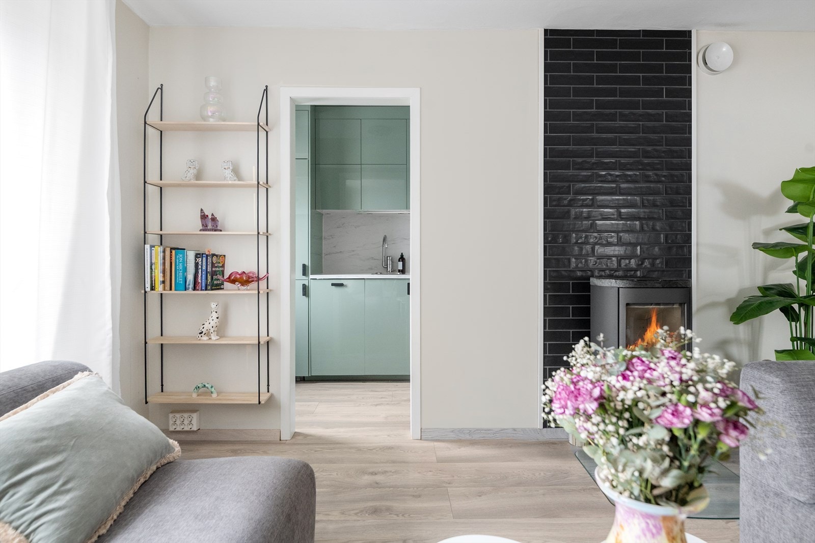 Stua har nyere vedovn for lun varme på kjølige dager, med glassfelt foran på gulvet. Galleribilde