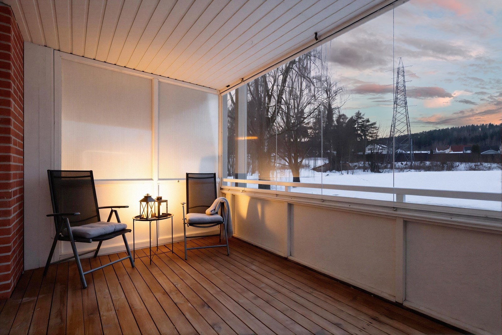 Balkongen har utelys, dekke i betong med impregnert tregulv, og tett rekkverk og foldevinduer som skal gi mulighet for å åpne opp på varme dager. Galleribilde