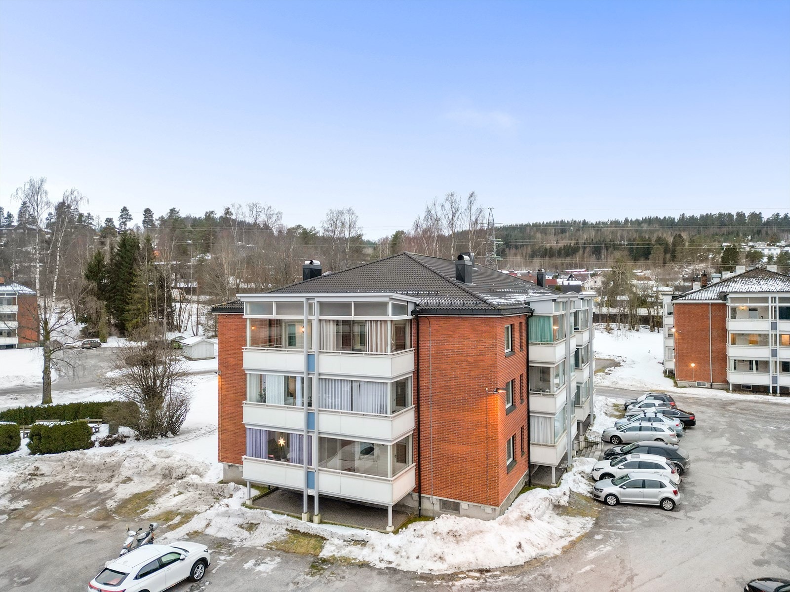 Boligen er et godt utgangspunkt for en hyggelig tur rundt Hjellevannet eller flotte turer i skogsområdene ved Skien Fritidspark. Galleribilde