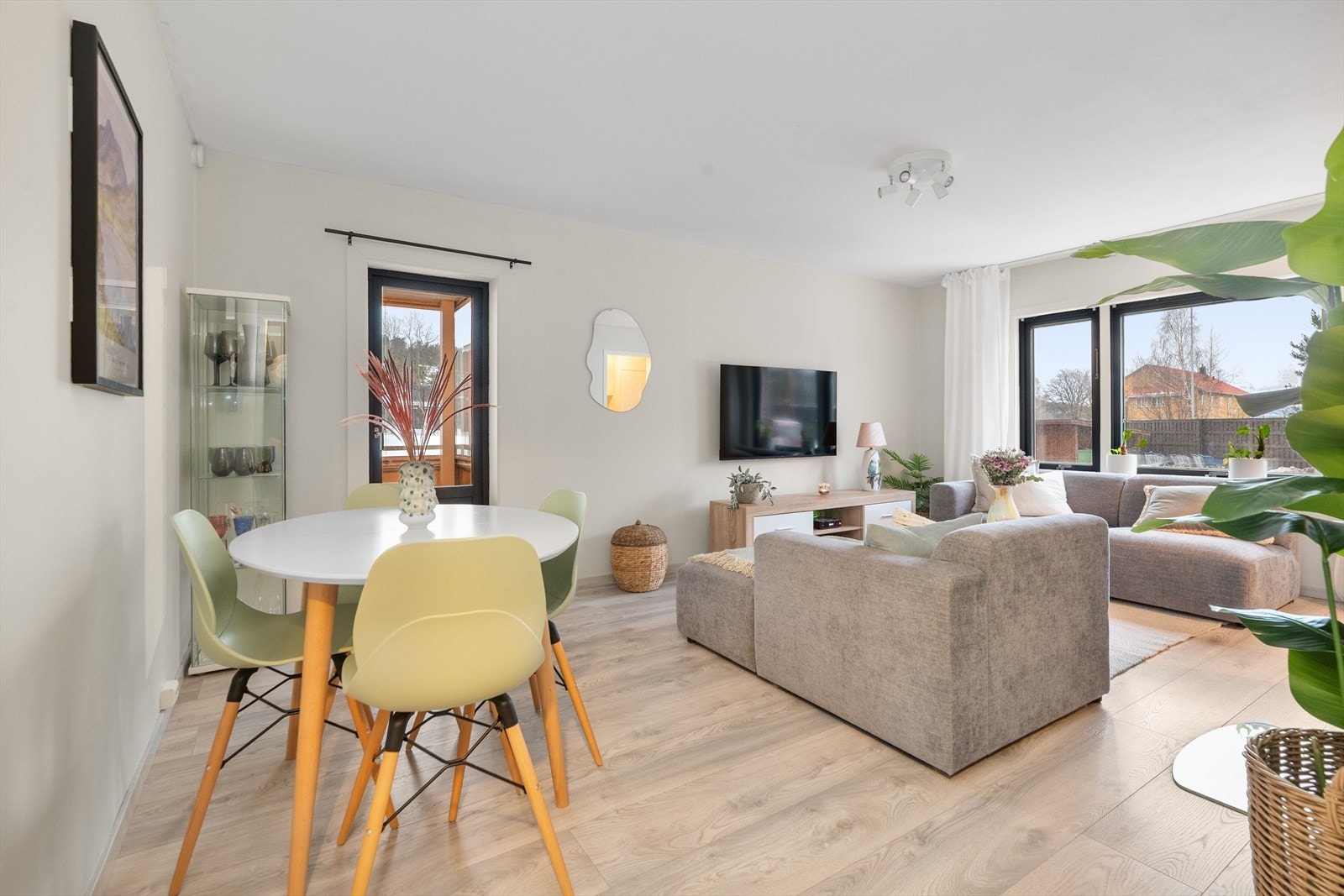 Leiligheten har gjennomgående moderne laminat på gulvet og pene, malte veggoverflater. Galleribilde