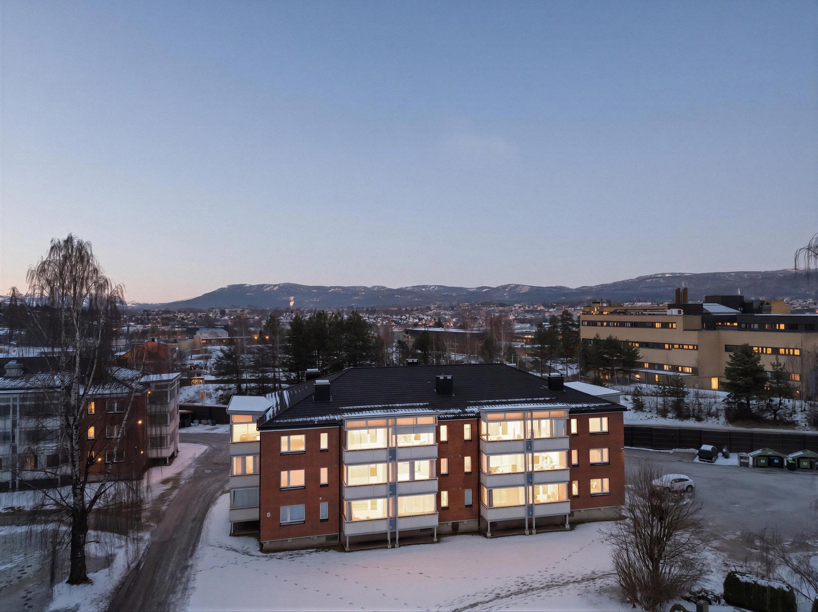 Gangavstand til Rema 1000, Handelsbyen Herkules, Kjørbekk næringsområde og diverse butikker ved Saga-senteret. Galleribilde