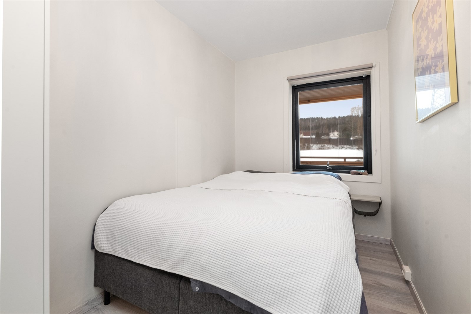 Inntil gangen ligger soverommet som også har lysmalte overflater og moderne laminatgulv. Soverommet på 7 m2 har garderobeskap for klesoppbevaring, og i vinduet er det montert rullegardin. Ekstra oppbevaringsplass i bod i kjeller og på loft. Galleribilde