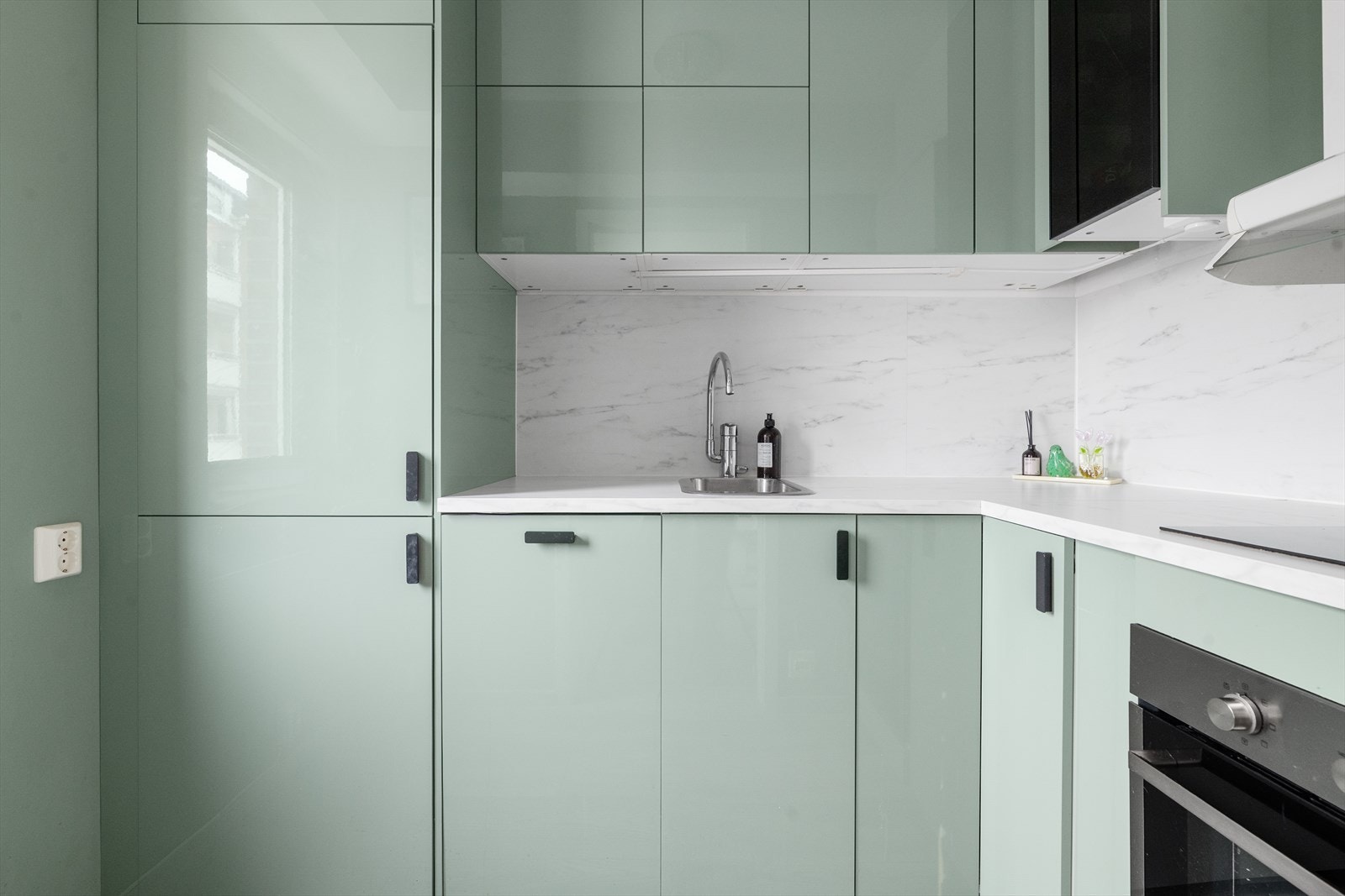 Kjøkkenet på 4 m2 har integrerte hvitevarer som oppvaskmaskin, keramisk koketopp, stekeovn og kombinert kjøl/fryseskap. Over kokesonen er det ventilator med avtrekk ut i sjakt. Galleribilde