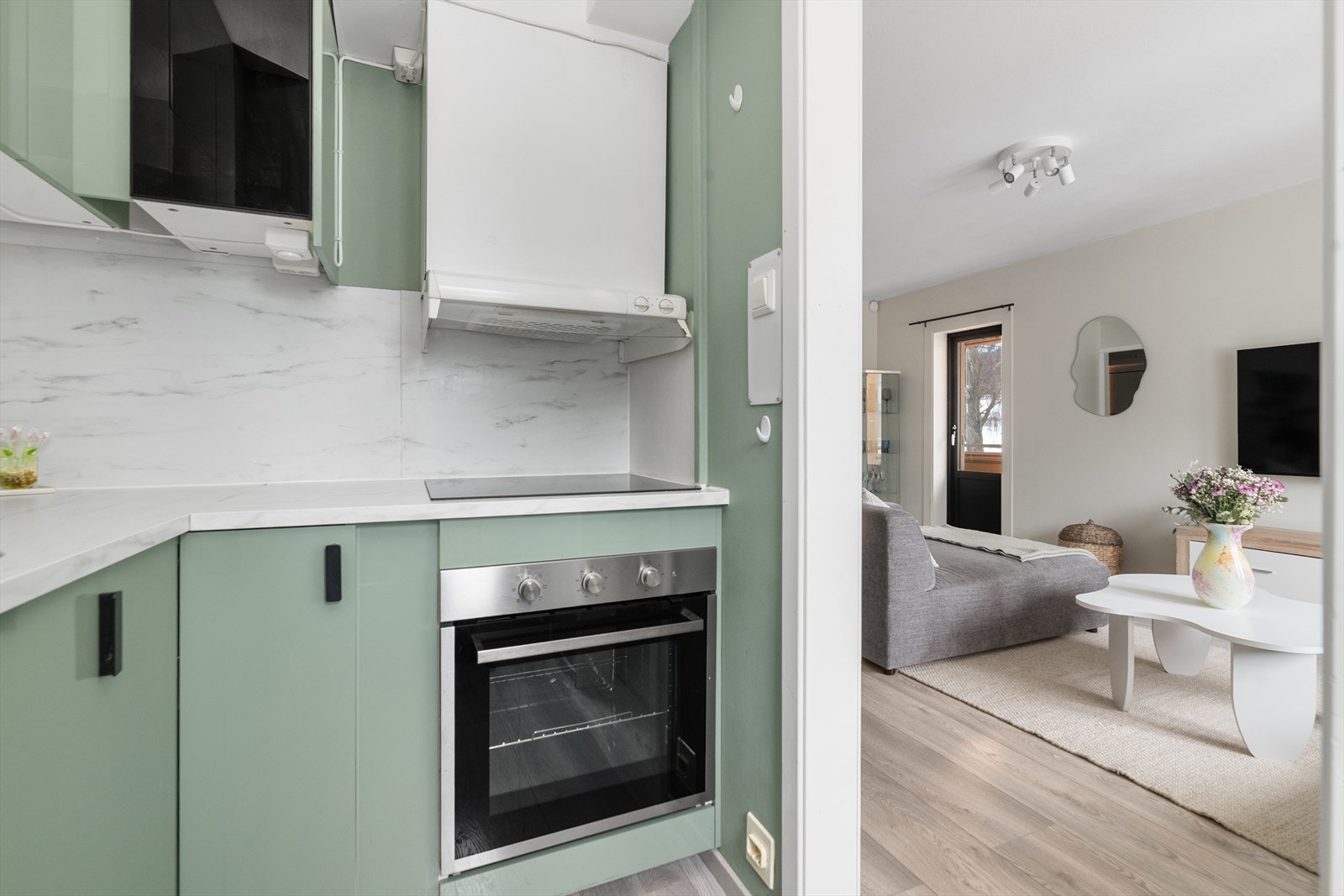 Inntil stua har leiligheten et pent kjøkken fra 2019 med innredning fra IKEA. Galleribilde