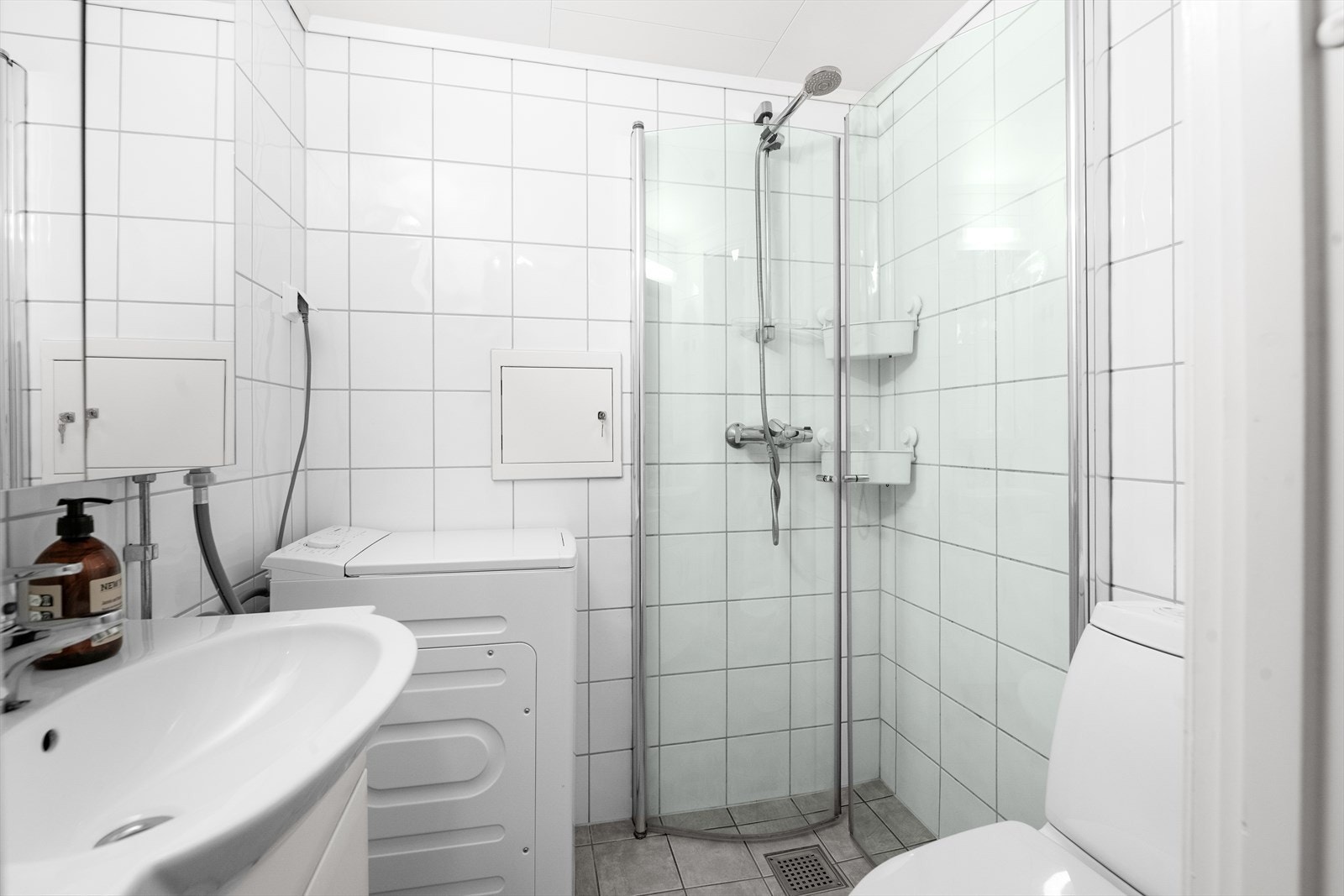 Badet er helfliset med varmekabler i gulvet. Badet opplyses av forretningsfører å være renovert i regi av borettslaget i 2009. Galleribilde