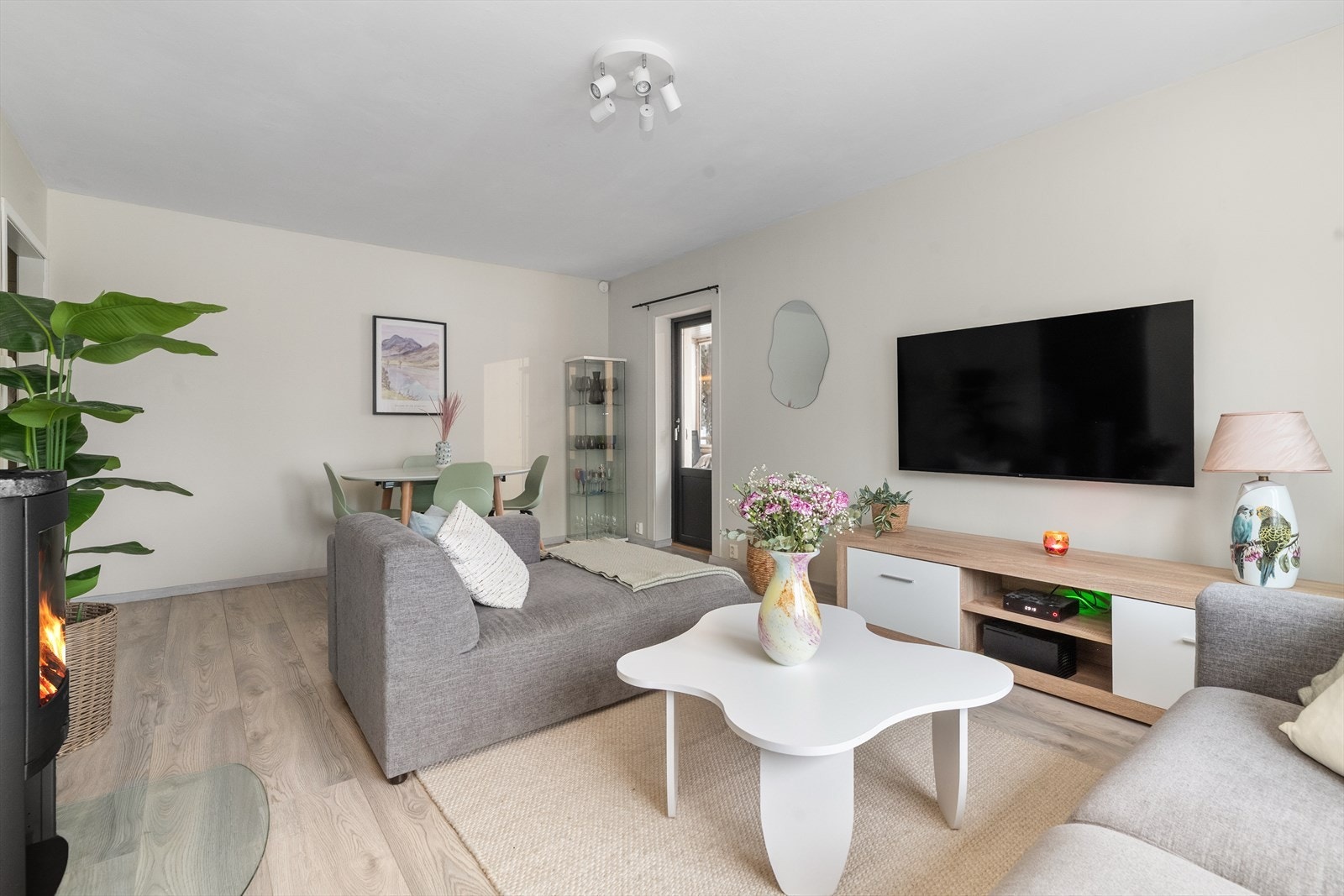 Vindusflater på flere sider gir gode lysforhold, og det er utgang til en innglasset balkong på 10 m2 med plass til ønsket møblering. Det er installert kabel-tv og internett som er inkludert i de oppgitte felleskostnadene. Galleribilde