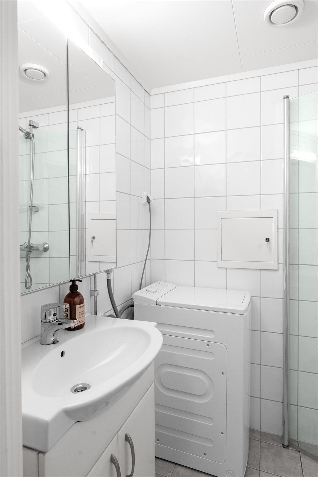 Badet er innredet med servantskap og speilskap med overlys, samt dusjnisje med innfellbare vegger i herdet glass. Galleribilde