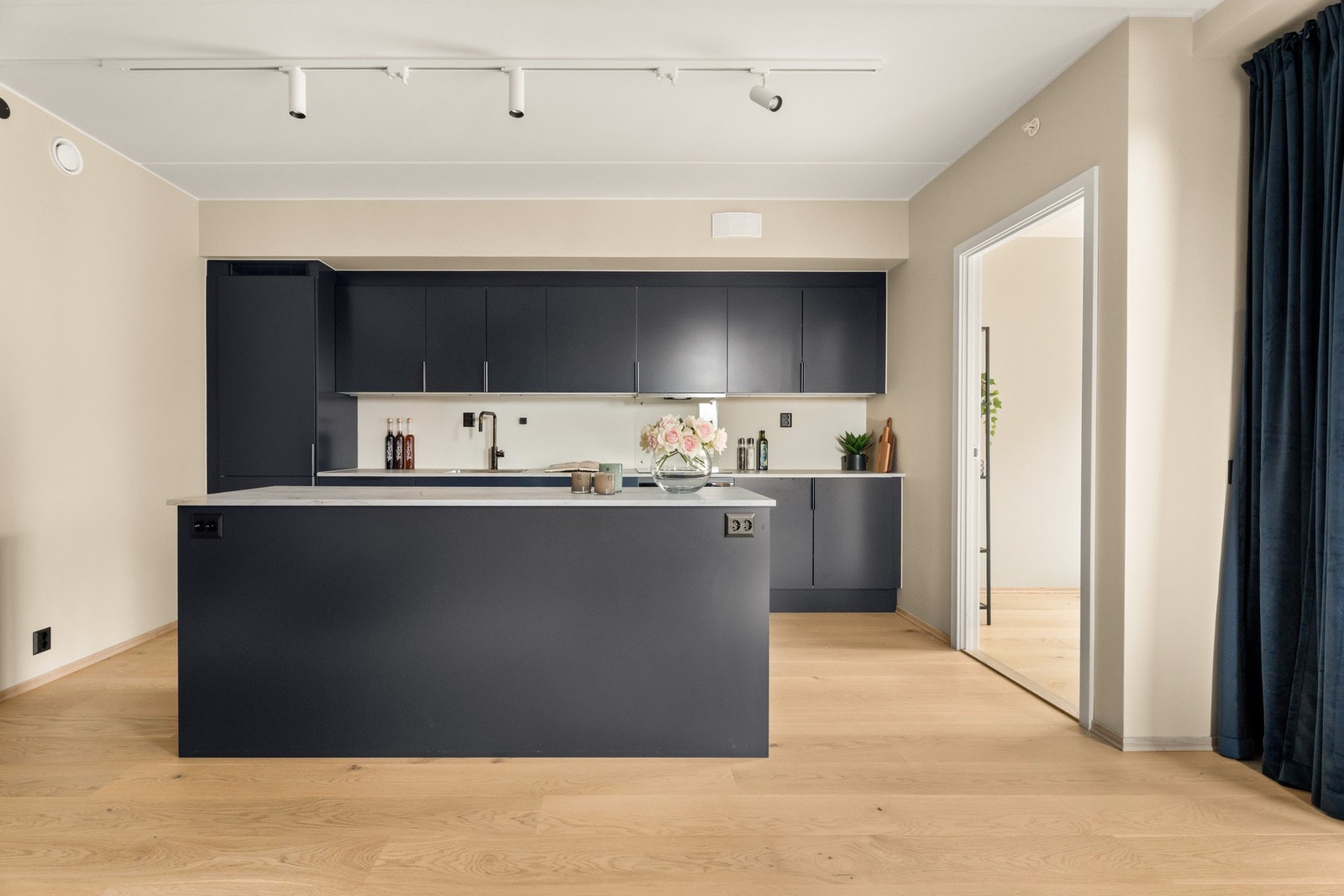 Integrert kjøleskap, fryseskap, oppvaskmaskin, platetopp og stekeovn. Galleribilde