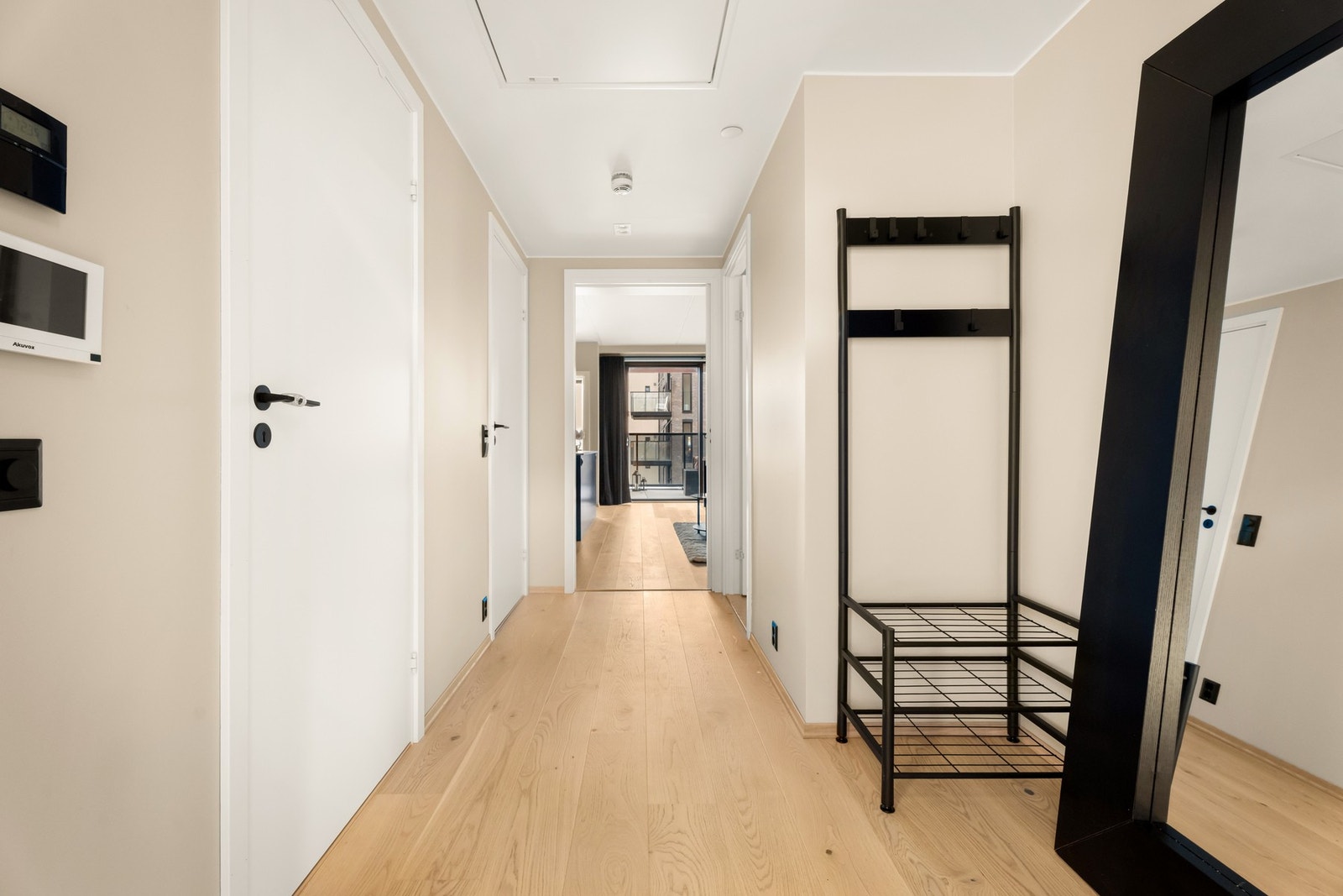 Entréen fremstår som lys og innbydende med plass til garderobeløsning. Galleribilde