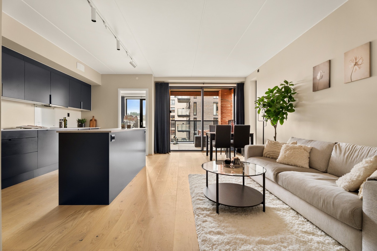 Leiligheten har åpen stue/kjøkken-løsning på 28,4 kvm. Galleribilde