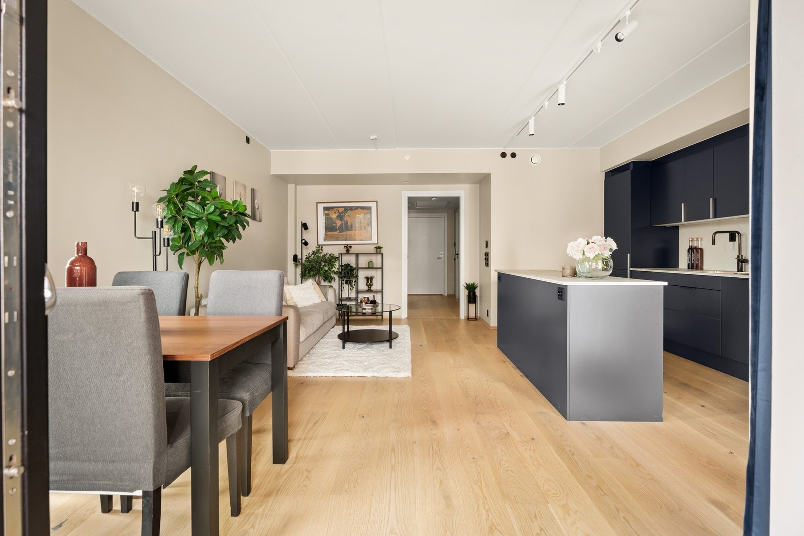 Lyse overflater og pent gulv av parkett i store deler av leiligheten. Galleribilde