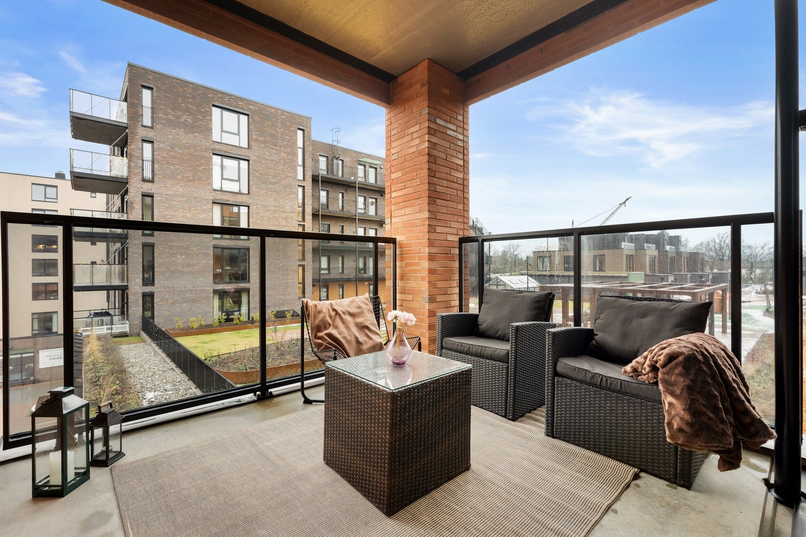 Balkongen vender mot syd-vest på hele 8 kvm. Galleribilde