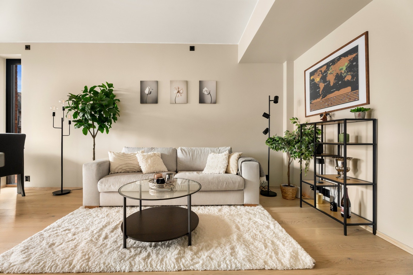 Stuen oppleves harmonisk i moderne farger. Galleribilde