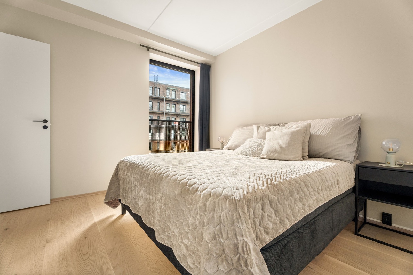 Pent hovedsoverom med slette, lyse vegger. Galleribilde