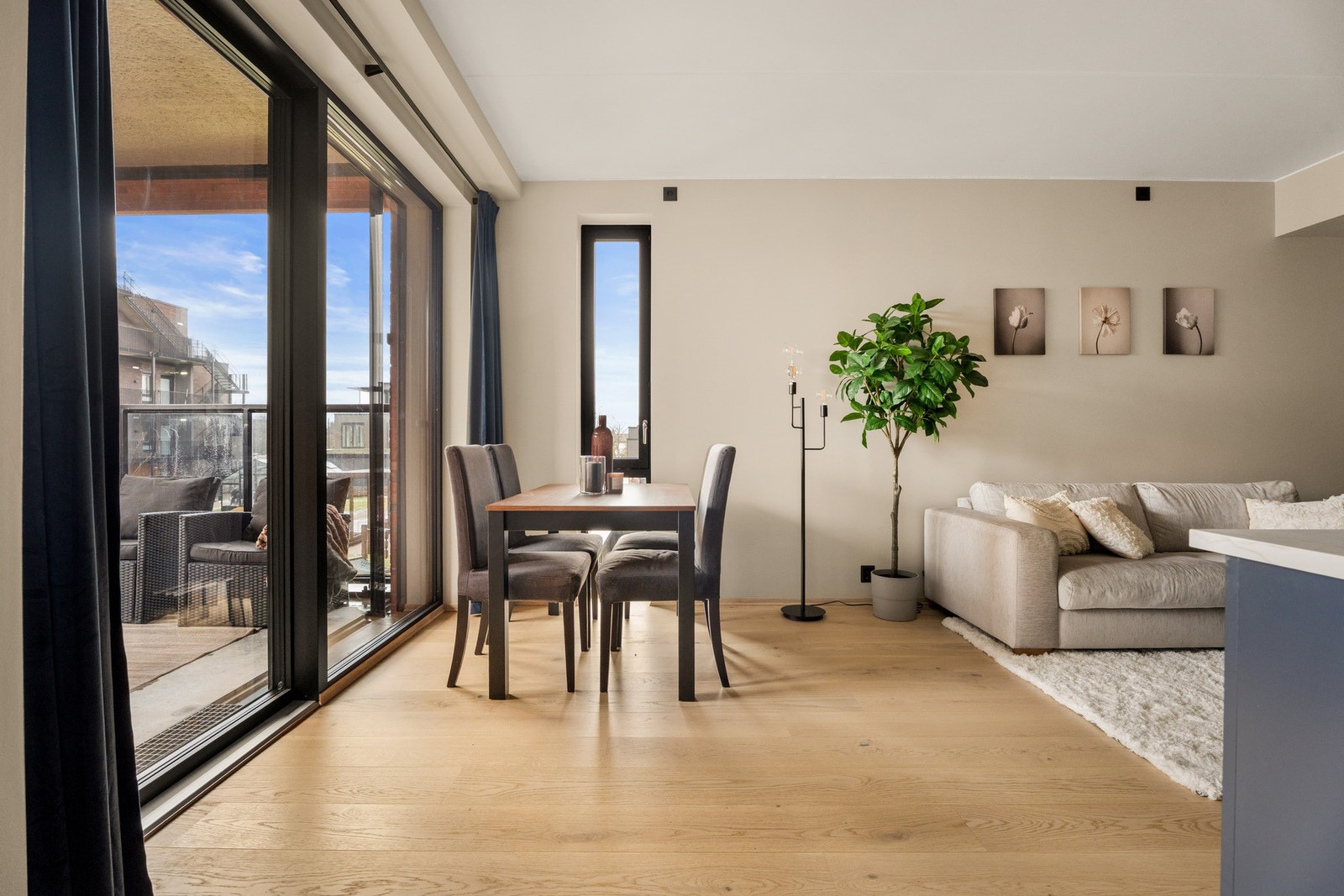 Her er det naturlig soner for spisebord, kjøkken og sofakrok. Galleribilde