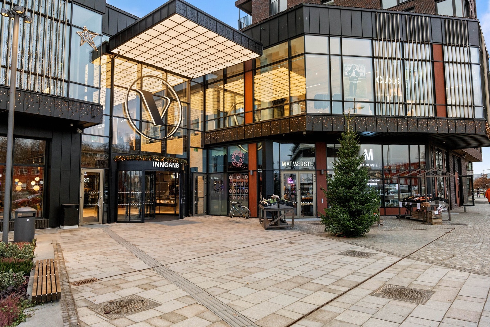 En kort vei ned til butikker på Værste. Galleribilde