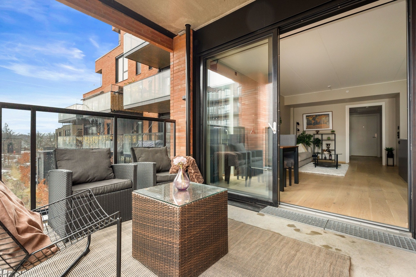 Direkte adgang fra stue til denne flotte uteplassen på 8 kvm. Galleribilde