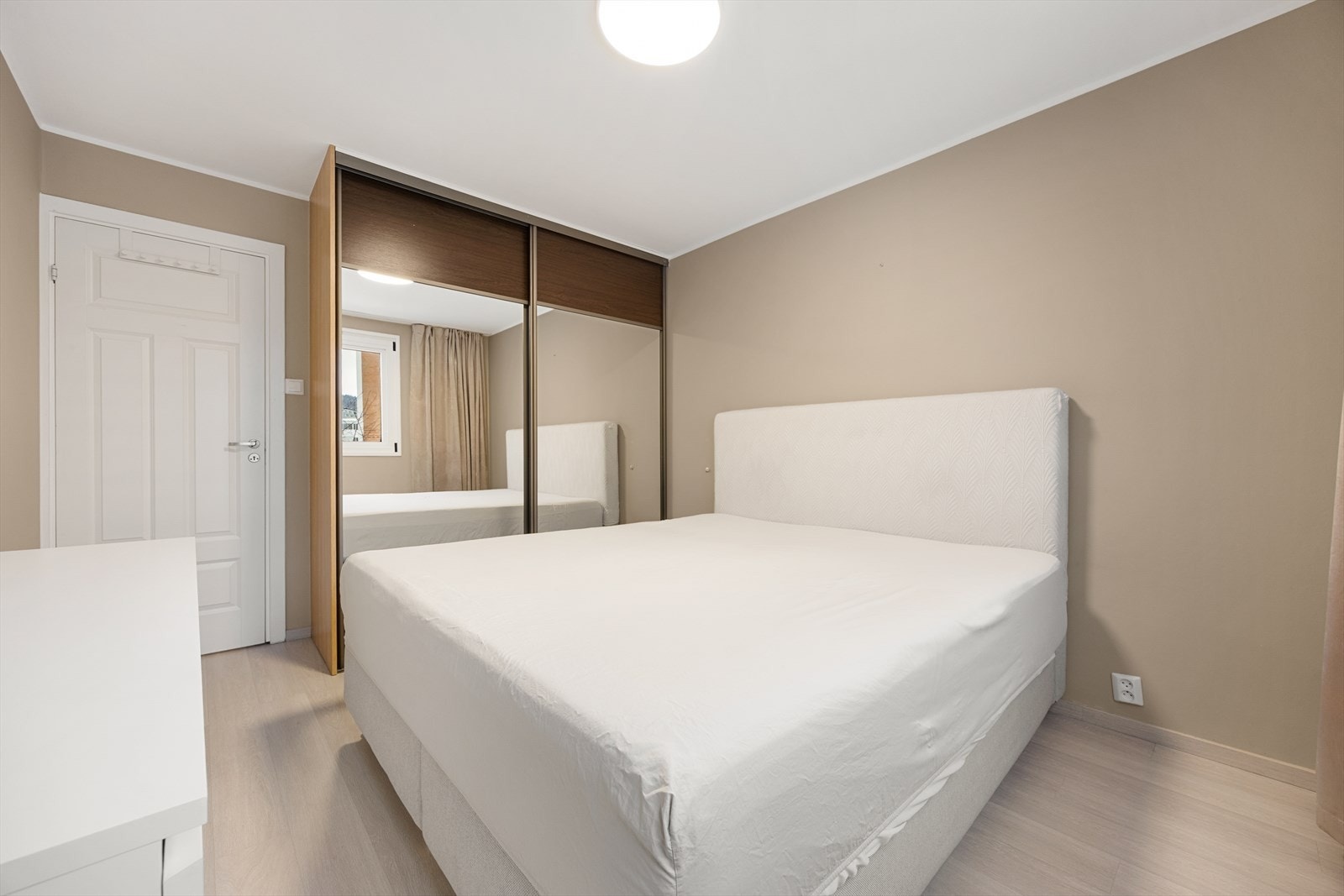 En stor garderobeløsning gir rikelig med oppbevaringsplass Galleribilde