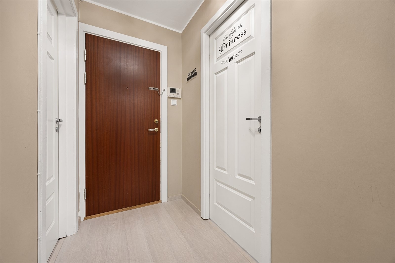 Velkommen inn. Entrédøren er brann- og lydklassifisert for din trygghet Galleribilde