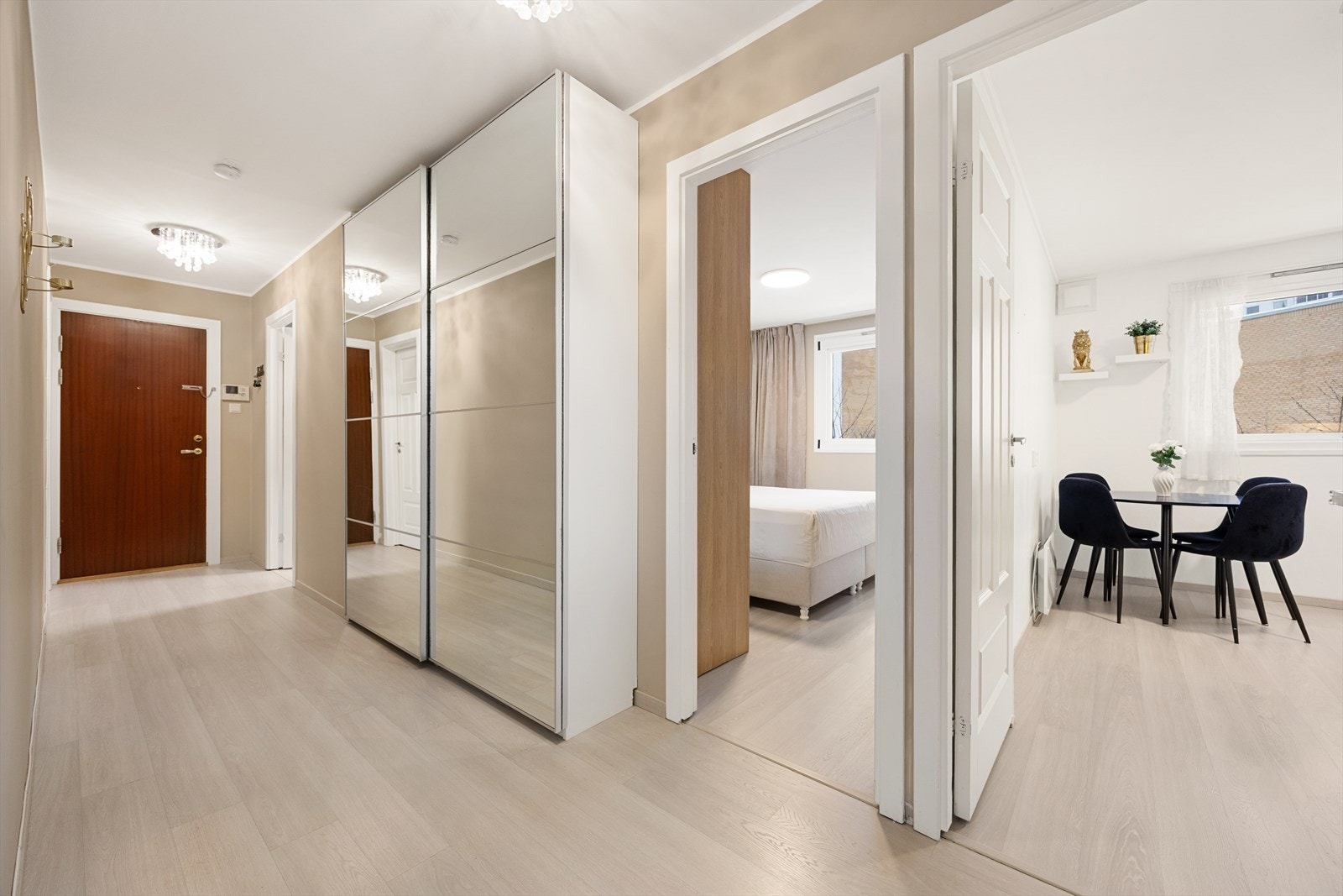 Den sentrale gangen binder alle rommene i leiligheten sammen på en funksjonell måte Galleribilde