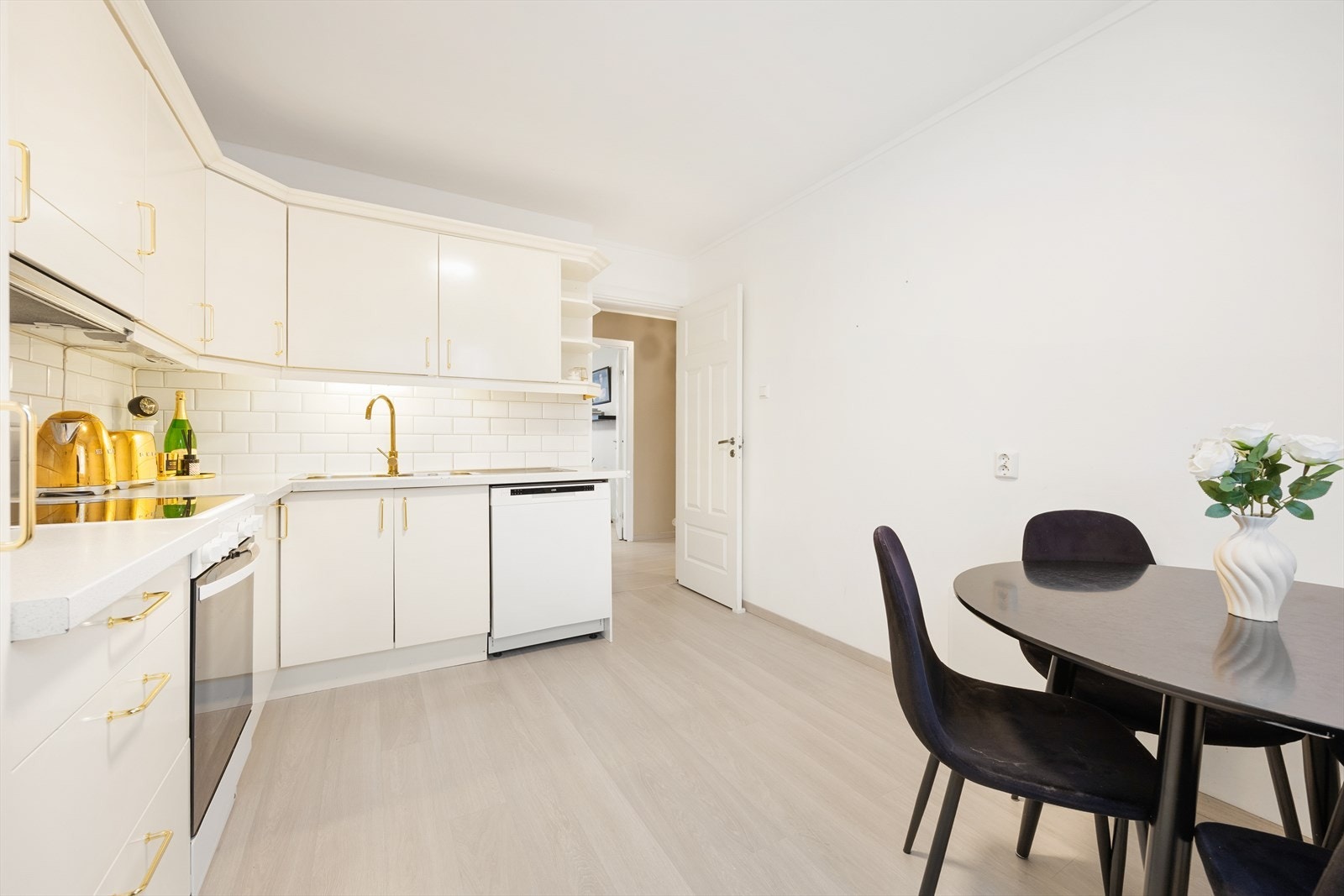 Kjøkkenet er et separat rom med plass til spisebord. Innredningen fikk nye, glatte fronter i 2022 Galleribilde